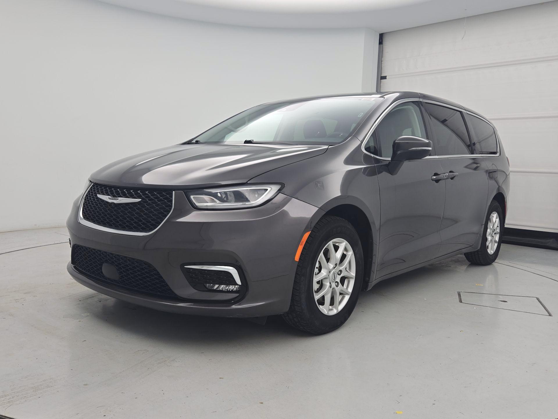 Thumbnail: 2023 Chrysler Pacifica - 3