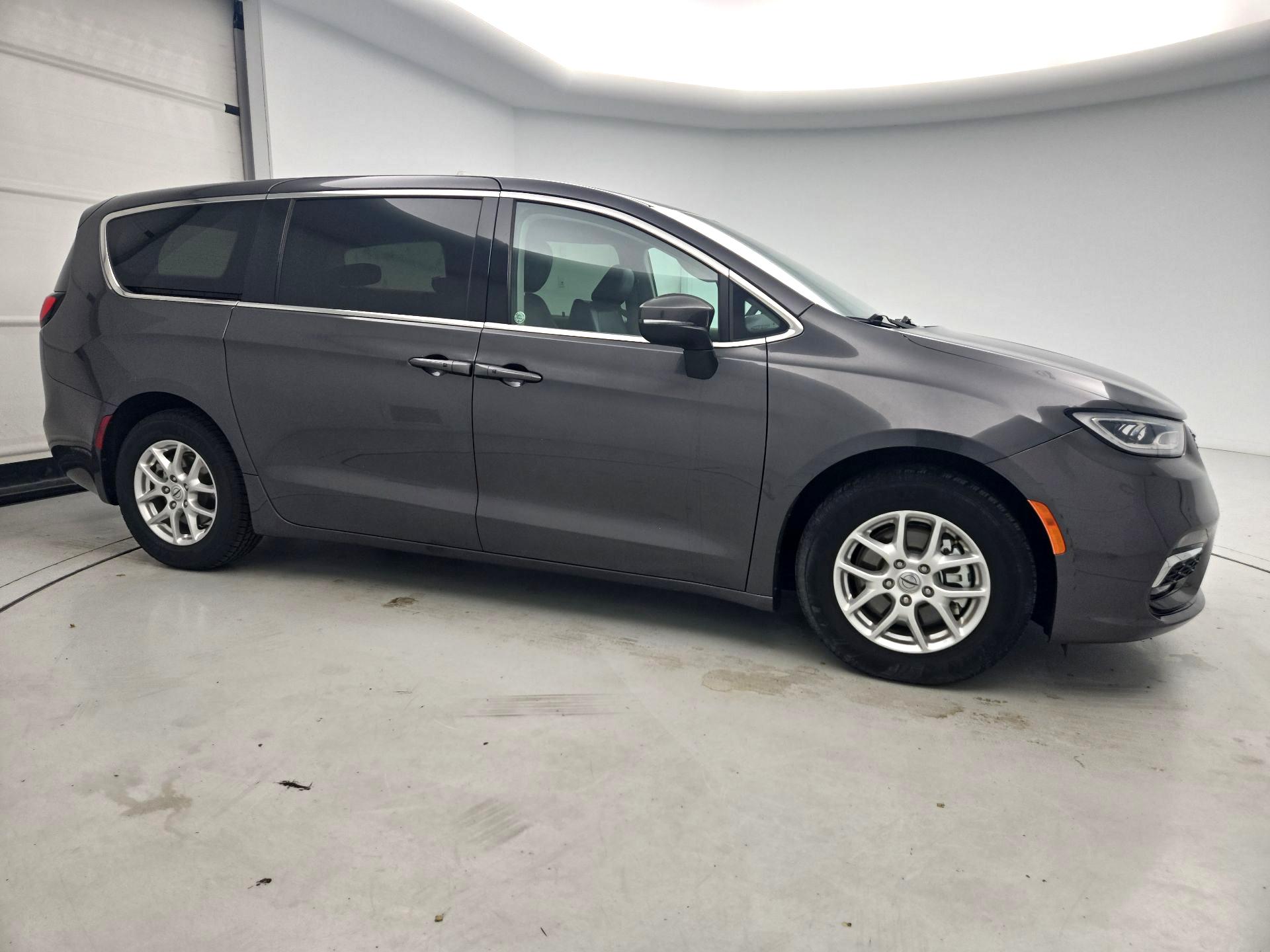 Thumbnail: 2023 Chrysler Pacifica - 4