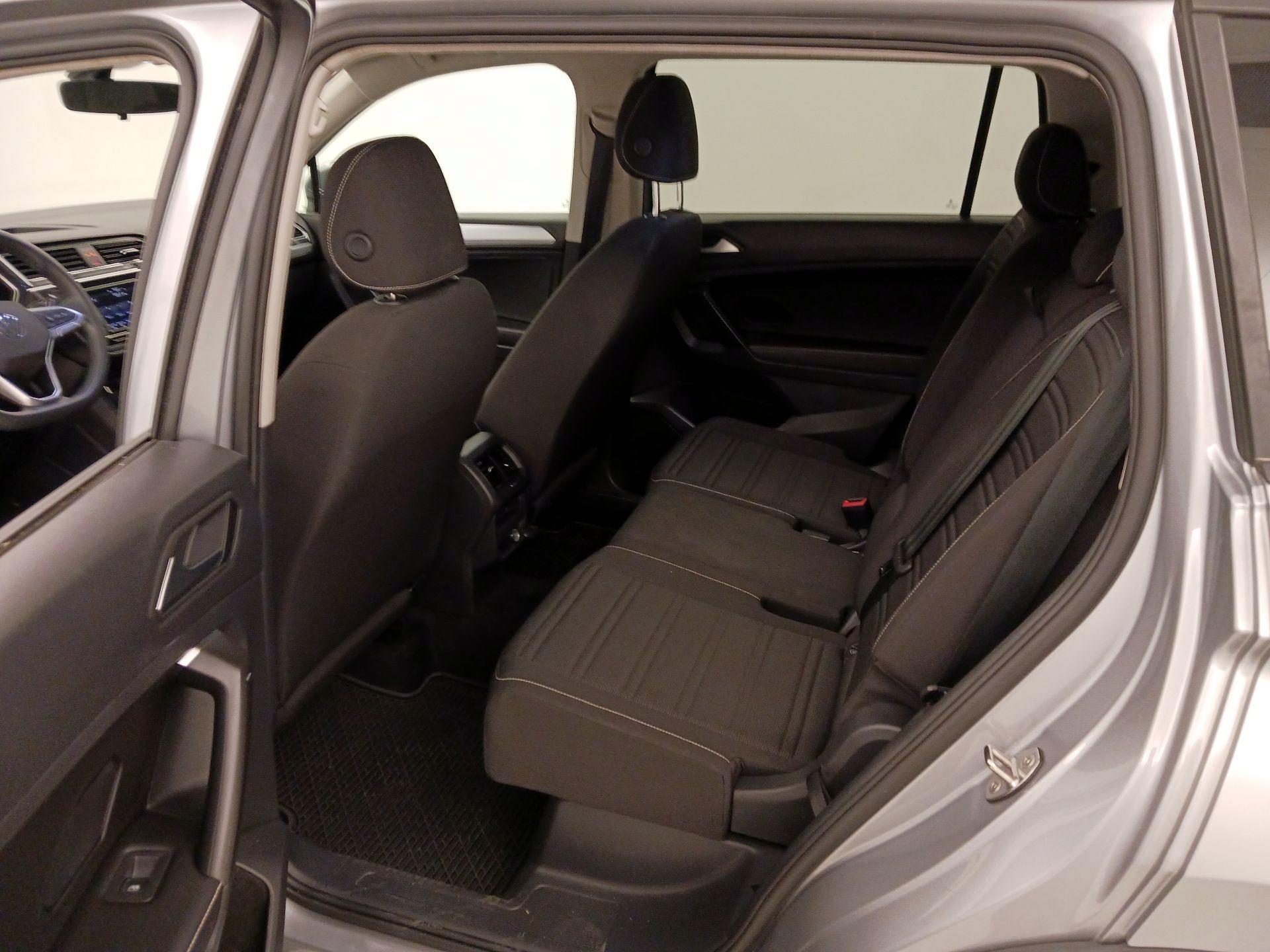Thumbnail: 2023 Volkswagen Tiguan - 19