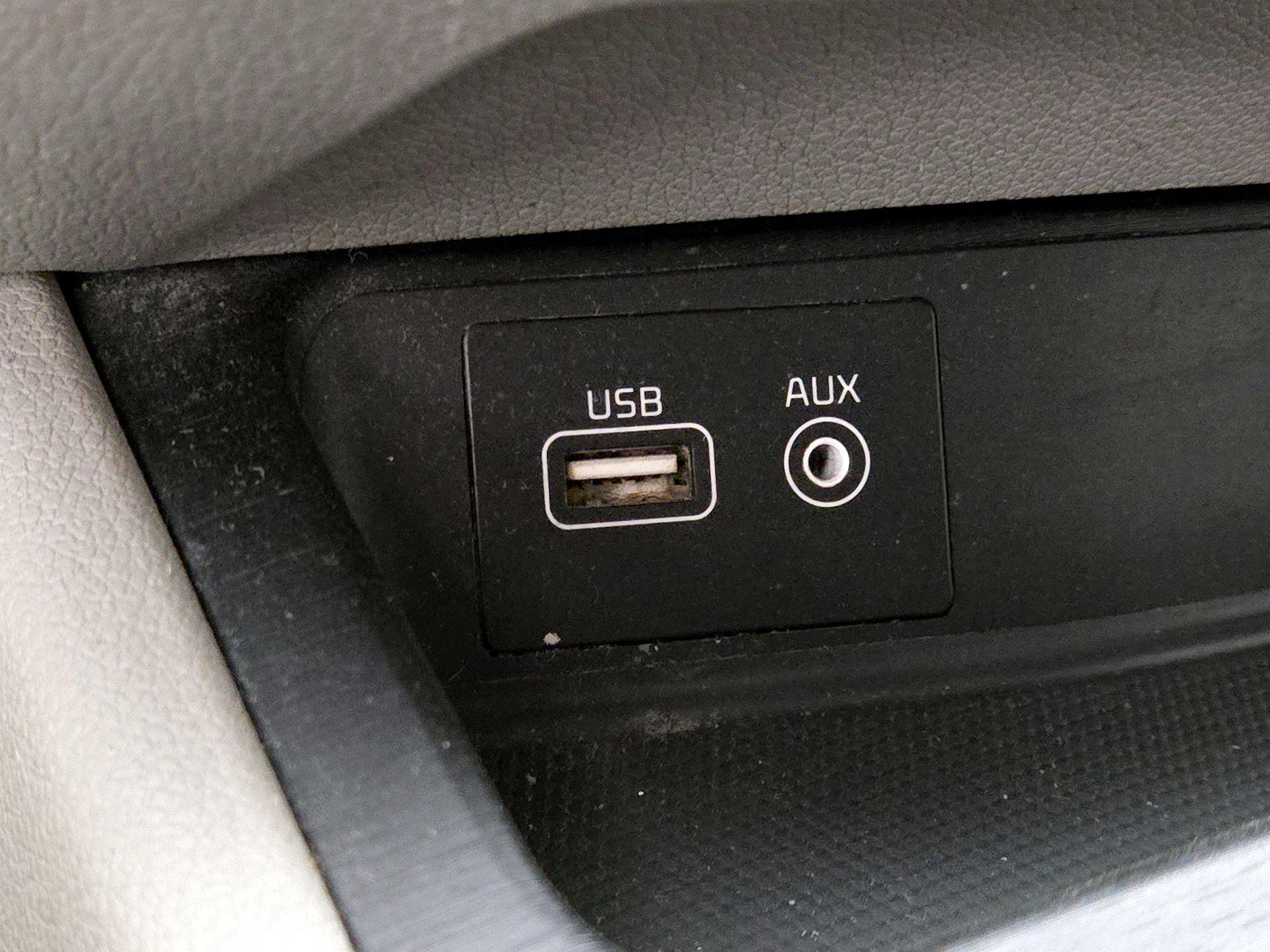 Thumbnail: 2015 Kia Sedona - 17