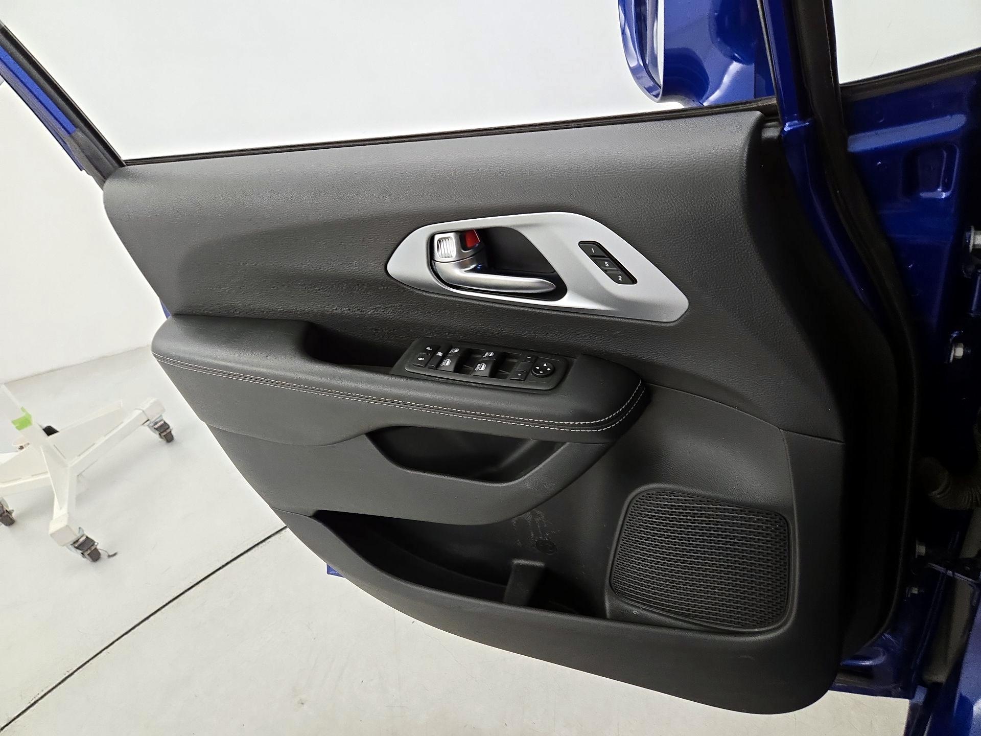 Thumbnail: 2021 Chrysler Pacifica - 12