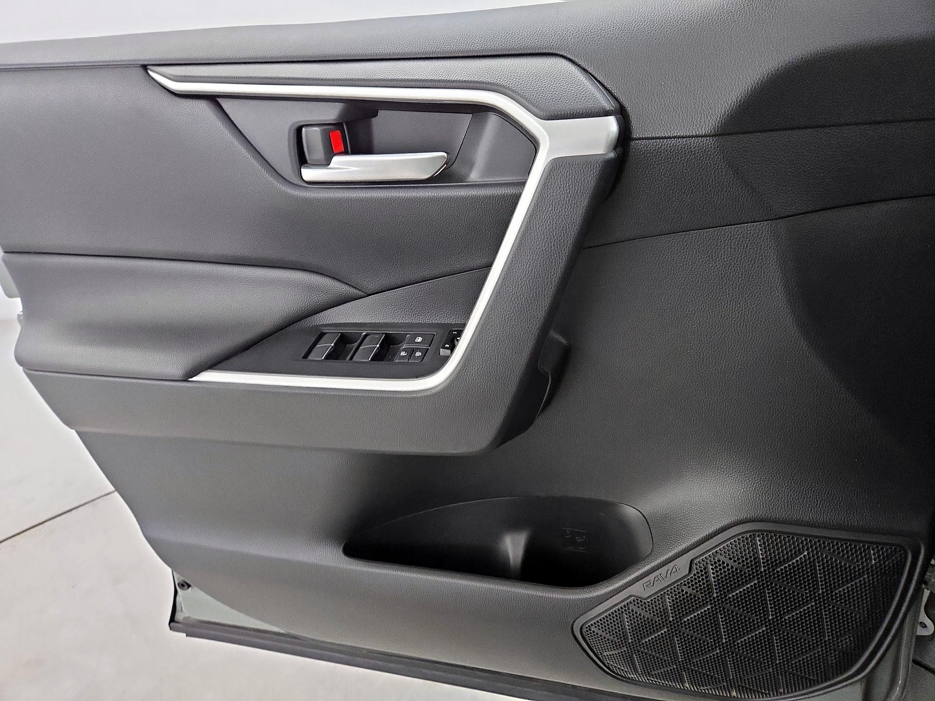 Thumbnail: 2019 Toyota RAV4 - 12