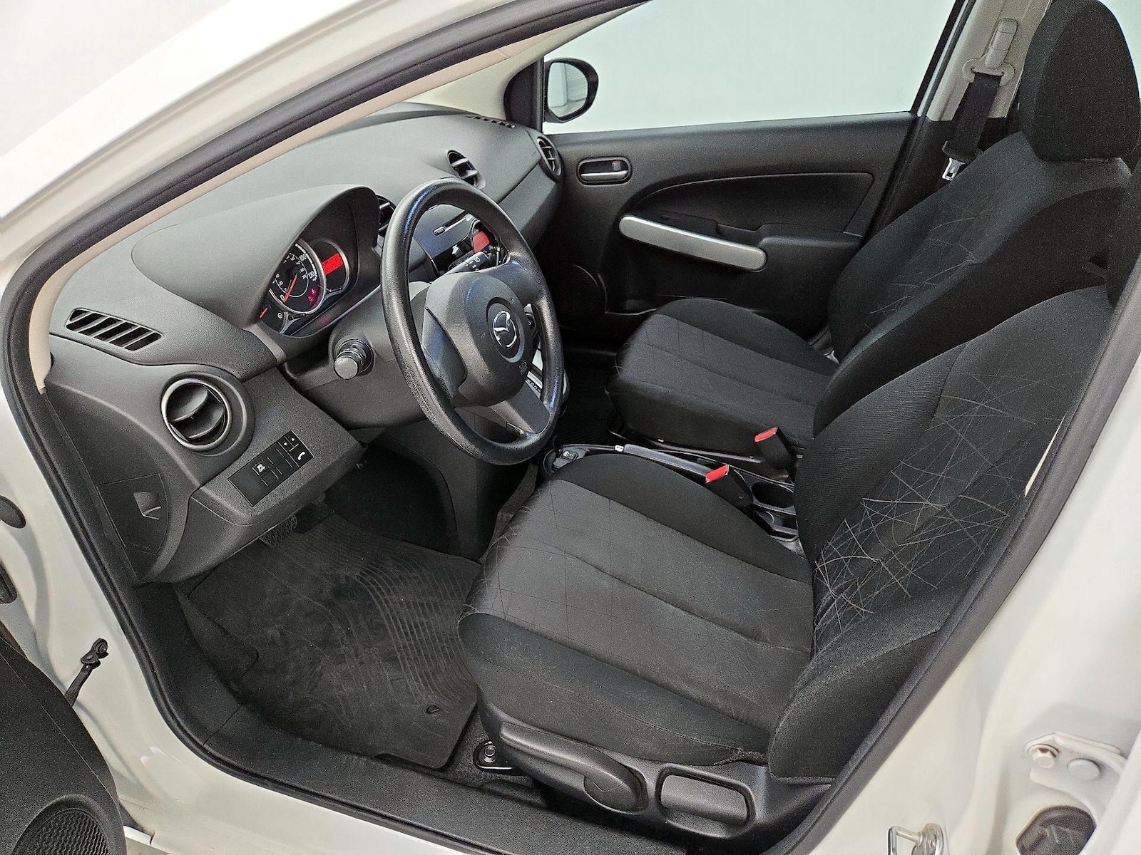 2014 Mazda Mazda2 Sport - Photo 12