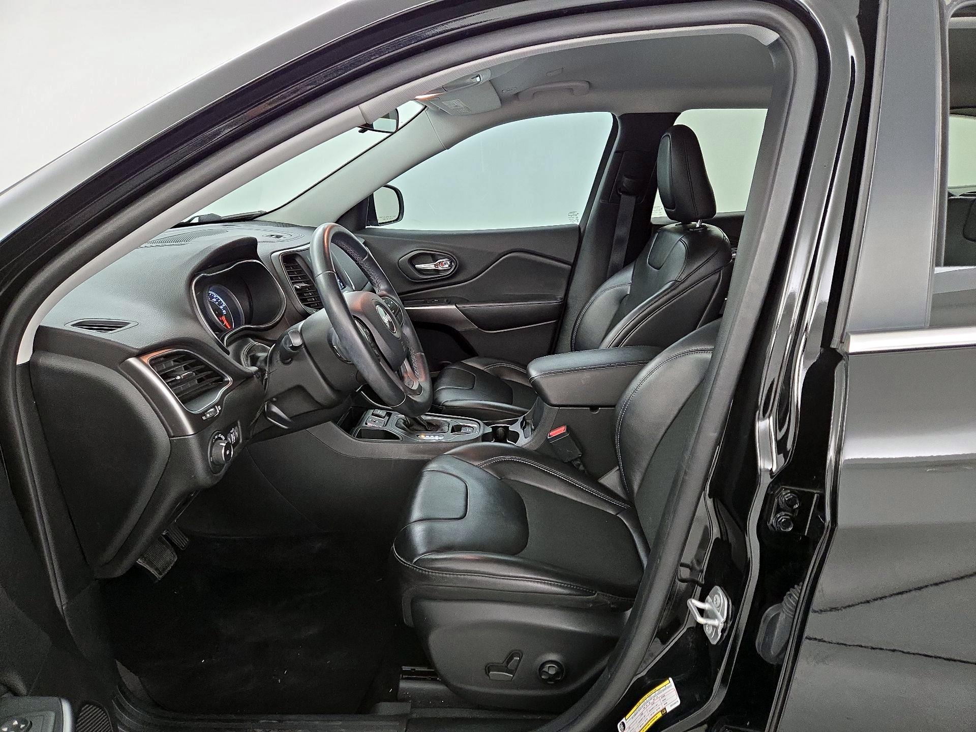 Thumbnail: 2019 Jeep Cherokee - 11