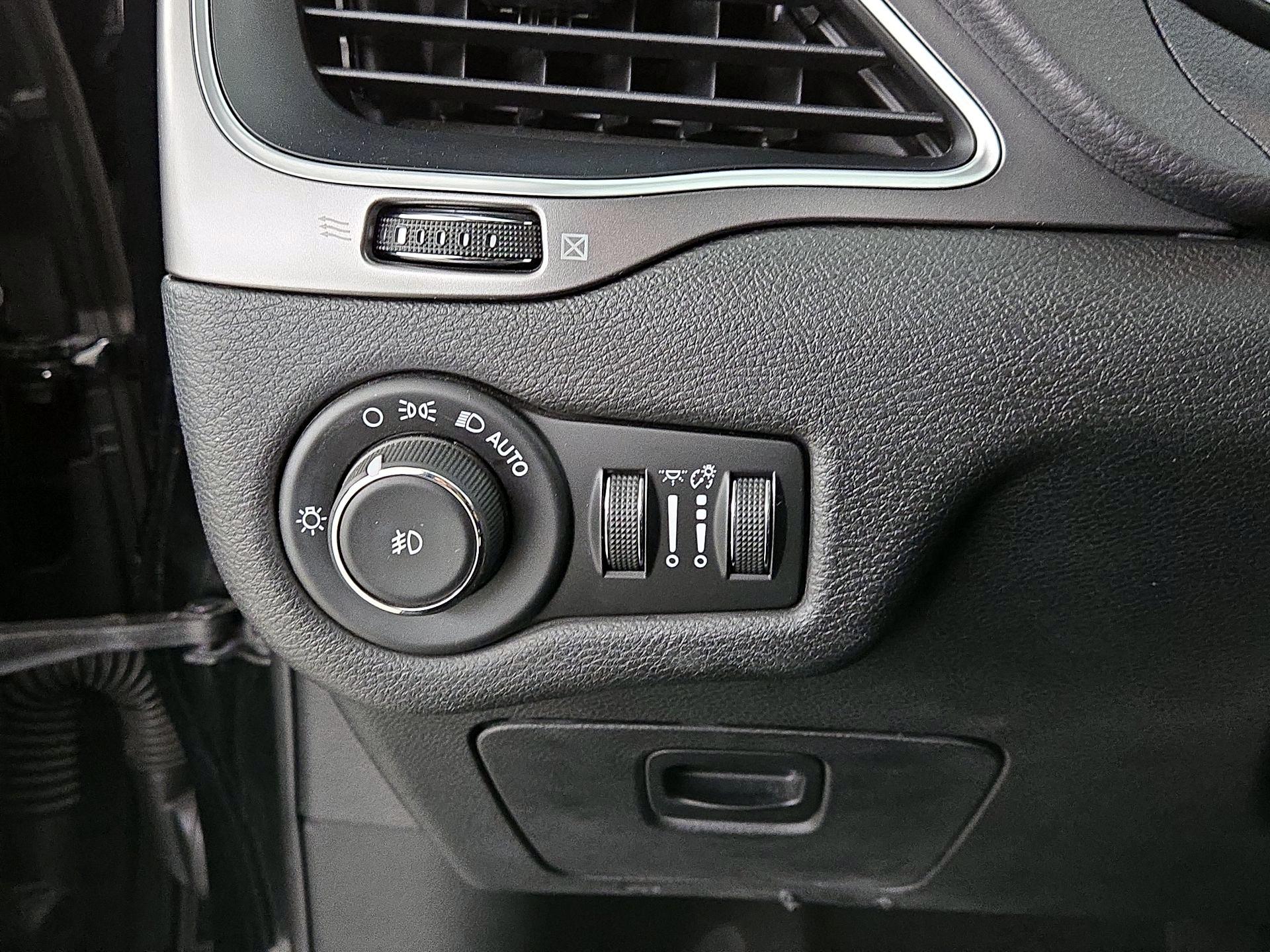 Thumbnail: 2019 Jeep Cherokee - 13