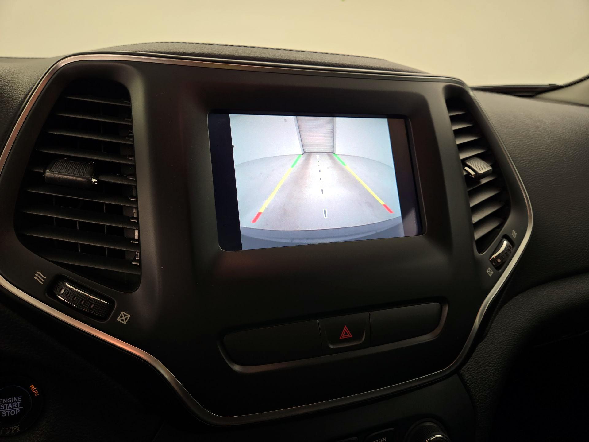 Thumbnail: 2019 Jeep Cherokee - 14
