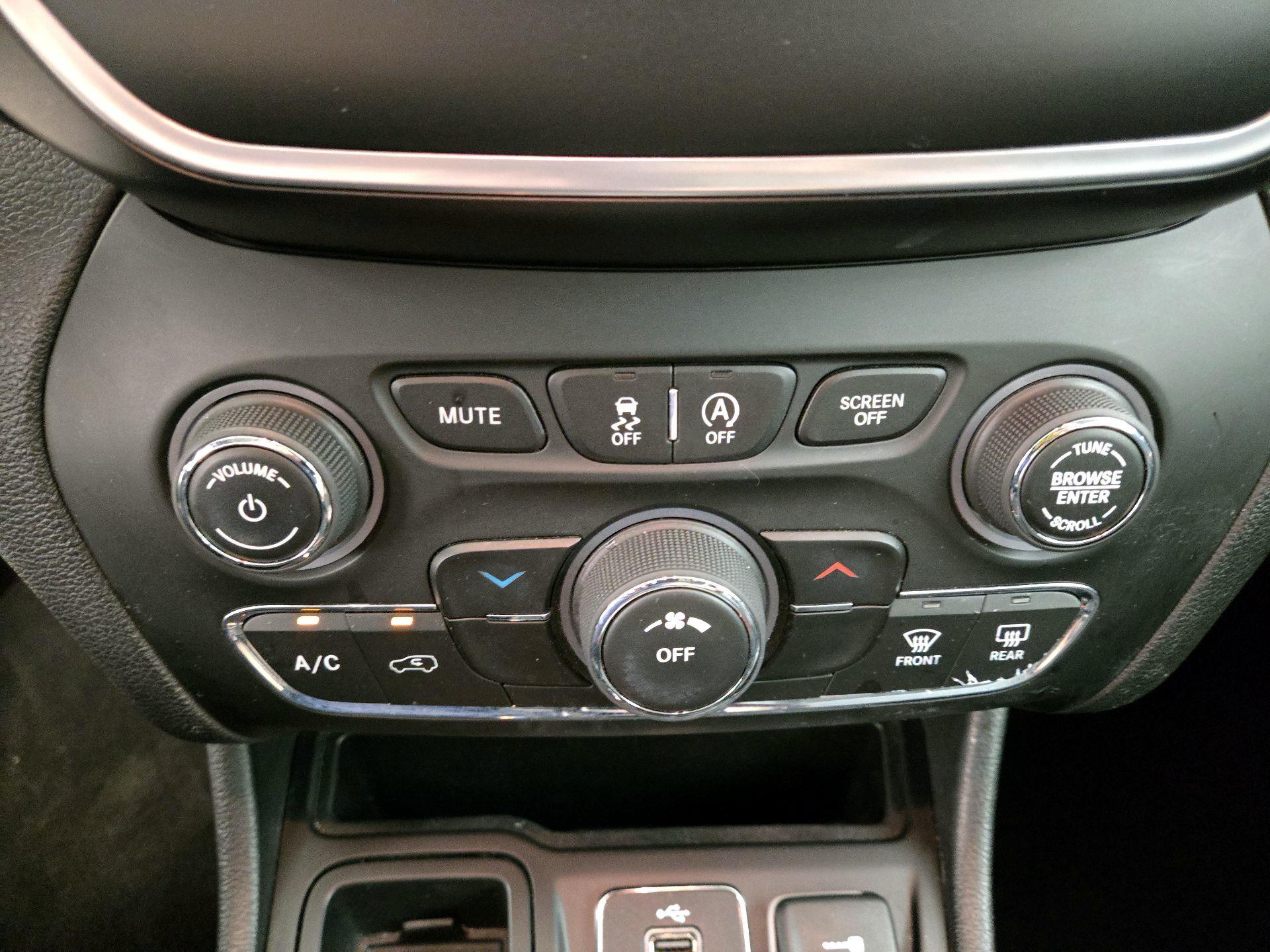Thumbnail: 2019 Jeep Cherokee - 16
