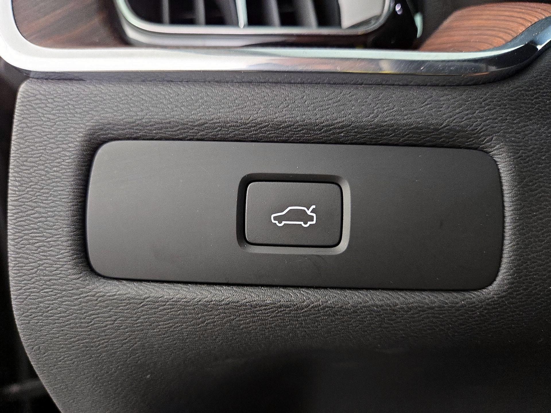 Thumbnail: 2023 Volvo XC60 - 13