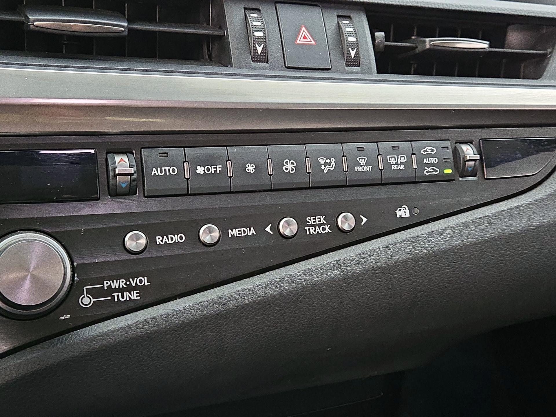 Thumbnail: 2021 Lexus ES - 16