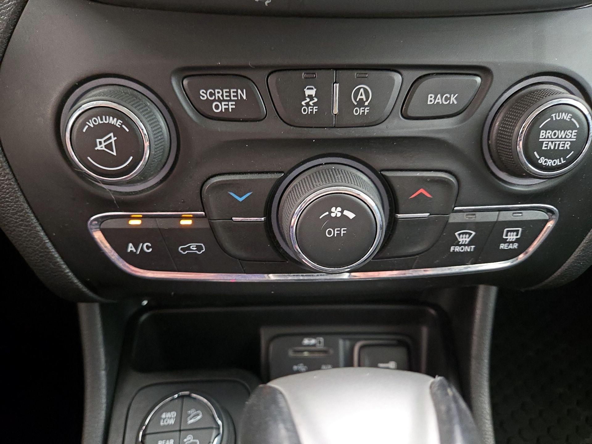 Thumbnail: 2015 Jeep Cherokee - 17