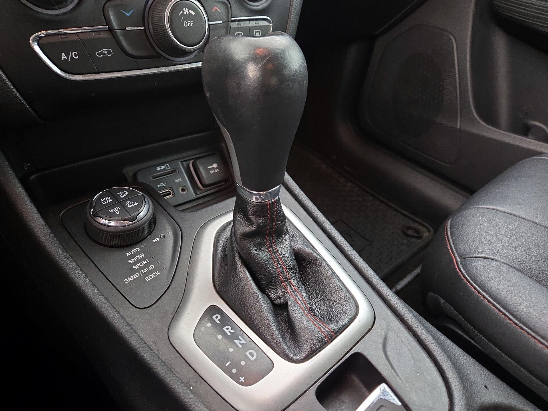 Thumbnail: 2015 Jeep Cherokee - 18