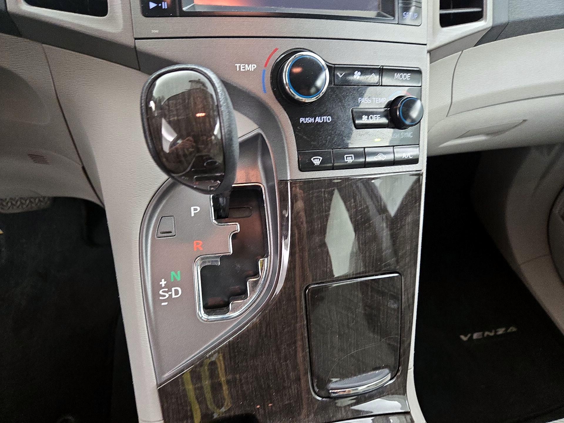 Thumbnail: 2014 Toyota Venza - 16