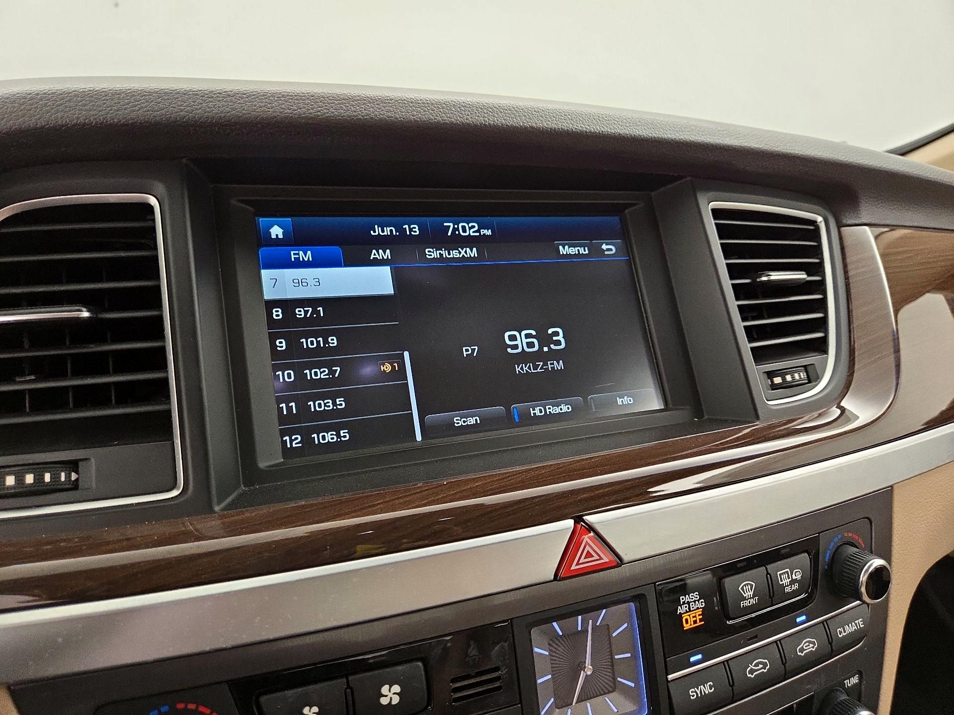 Thumbnail: 2015 Hyundai Genesis - 16