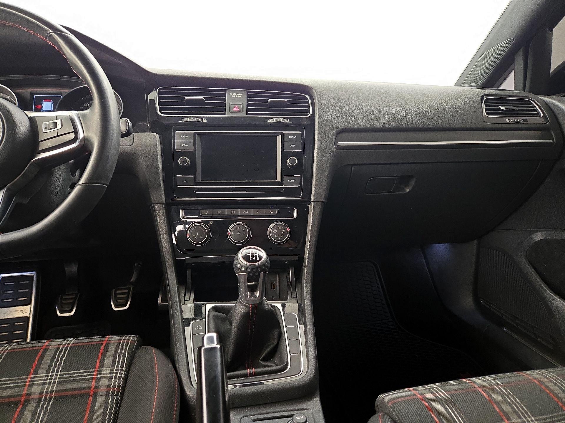 Thumbnail: 2018 Volkswagen Golf - 9