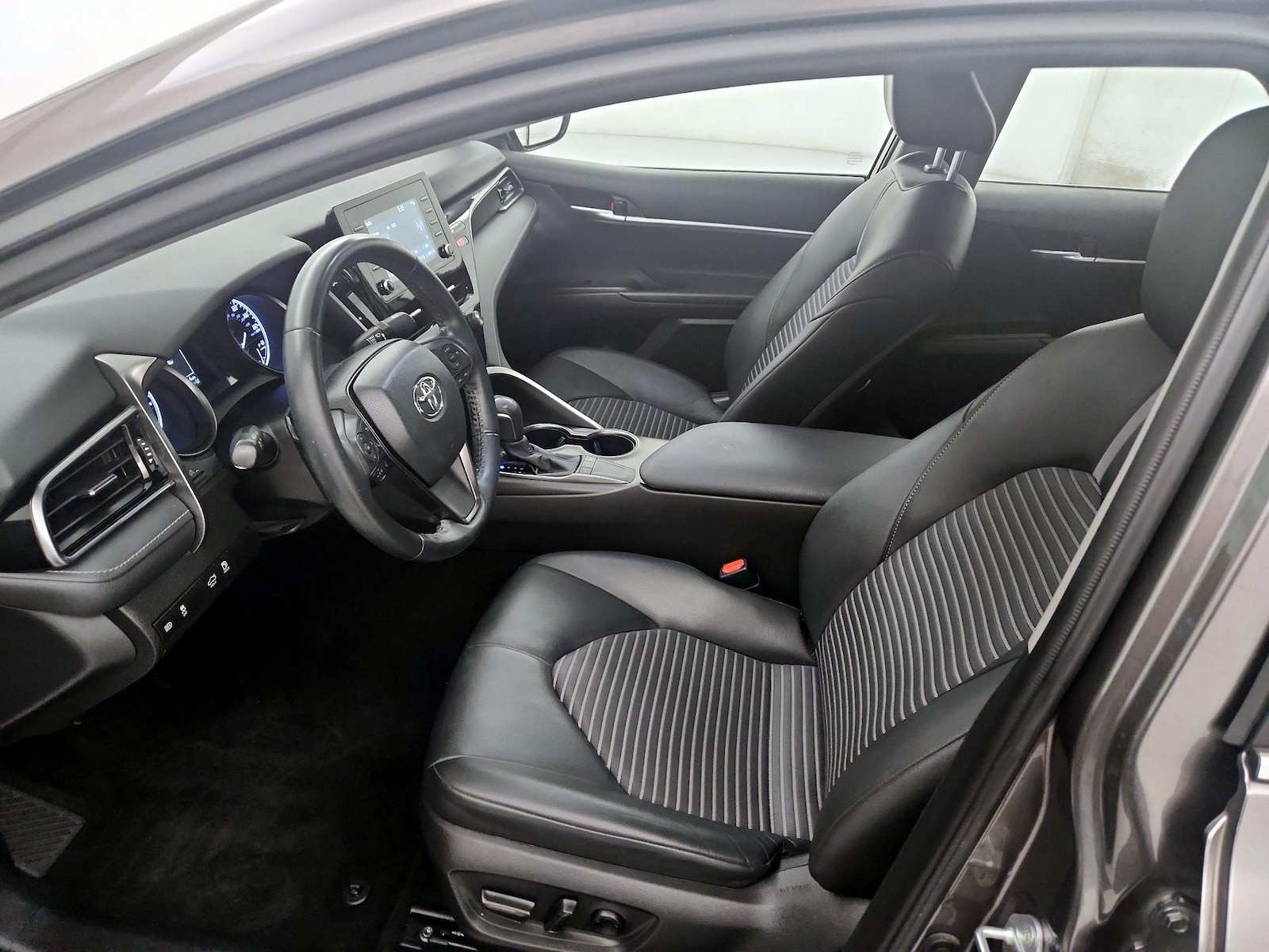 2022 Toyota Camry SE - Photo 12