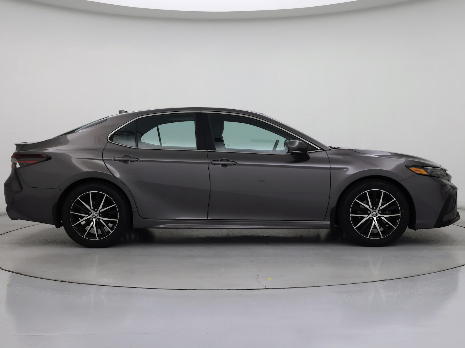 2022 Toyota Camry SE - Photo 8