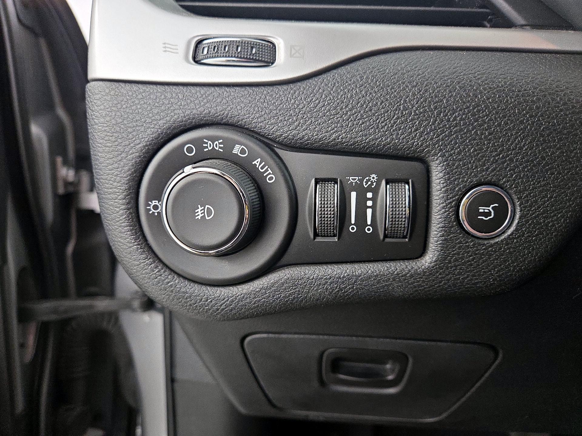 Thumbnail: 2016 Jeep Cherokee - 13