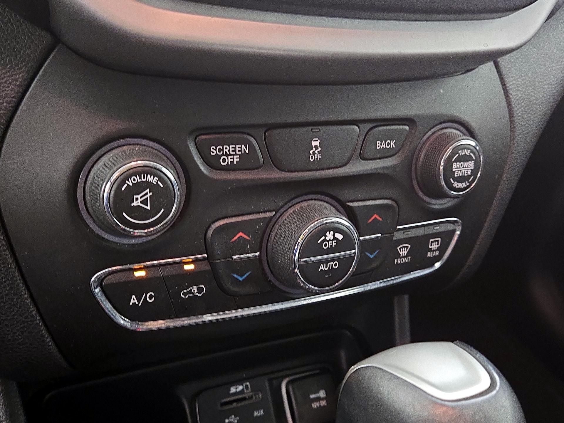 Thumbnail: 2016 Jeep Cherokee - 17