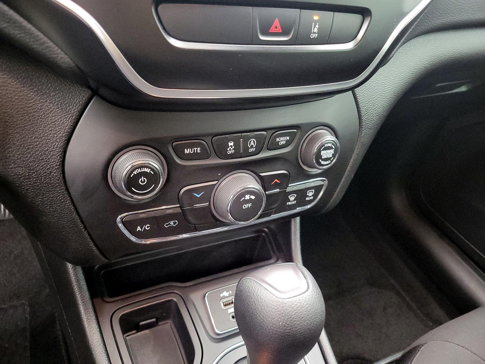 Thumbnail: 2021 Jeep Cherokee - 16