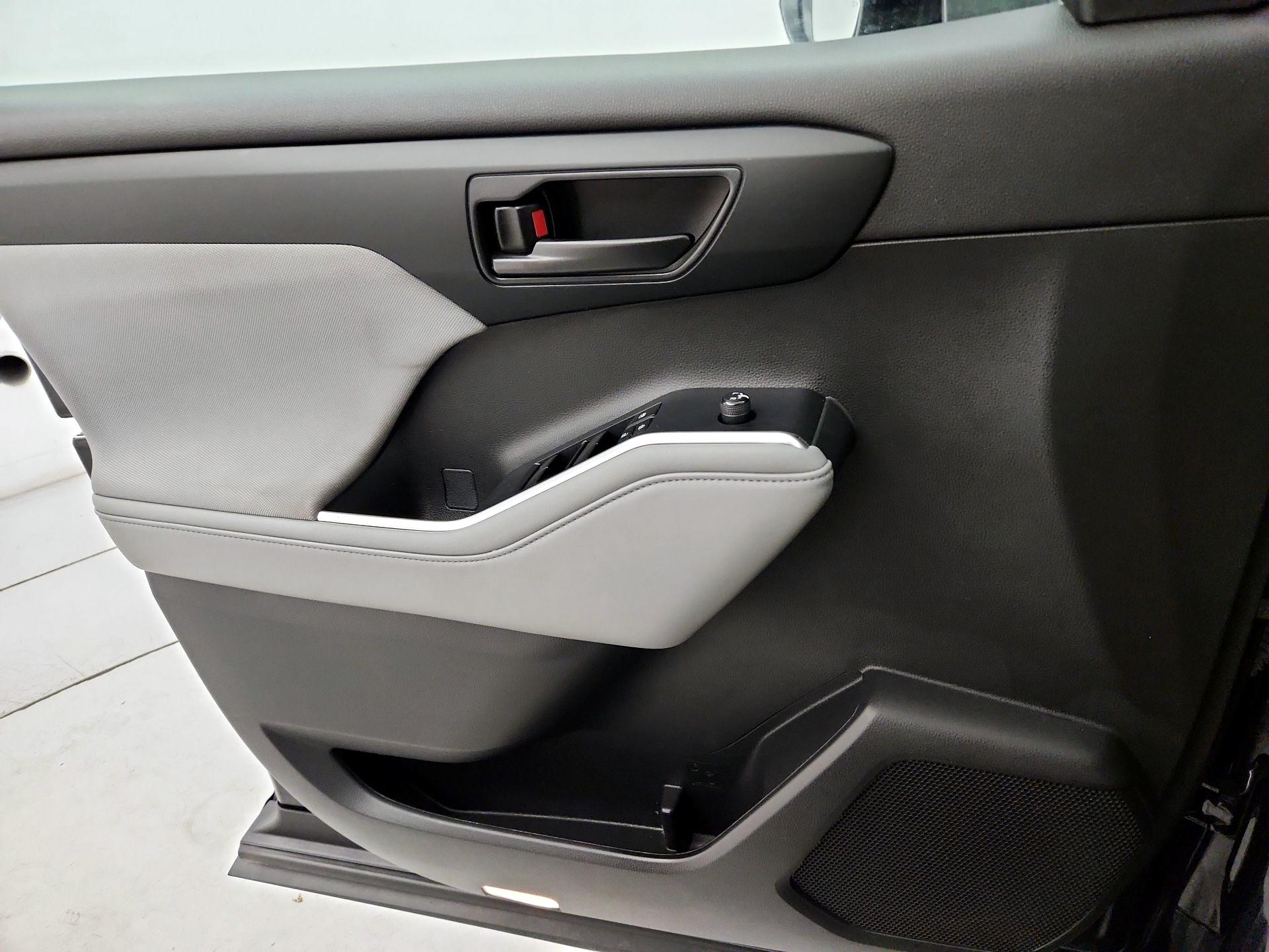 Thumbnail: 2023 Toyota Highlander - 12