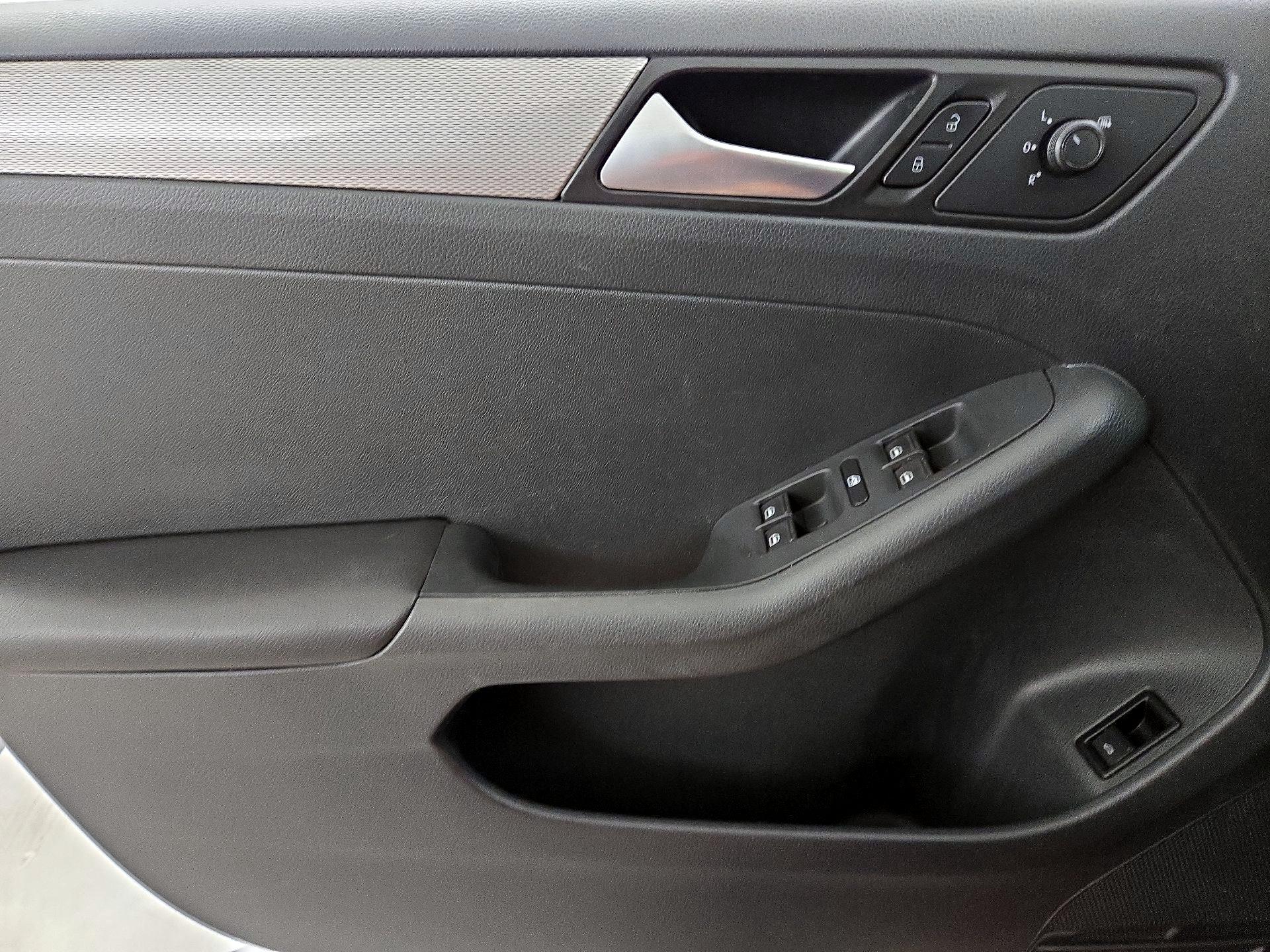 Thumbnail: 2016 Volkswagen Jetta - 12