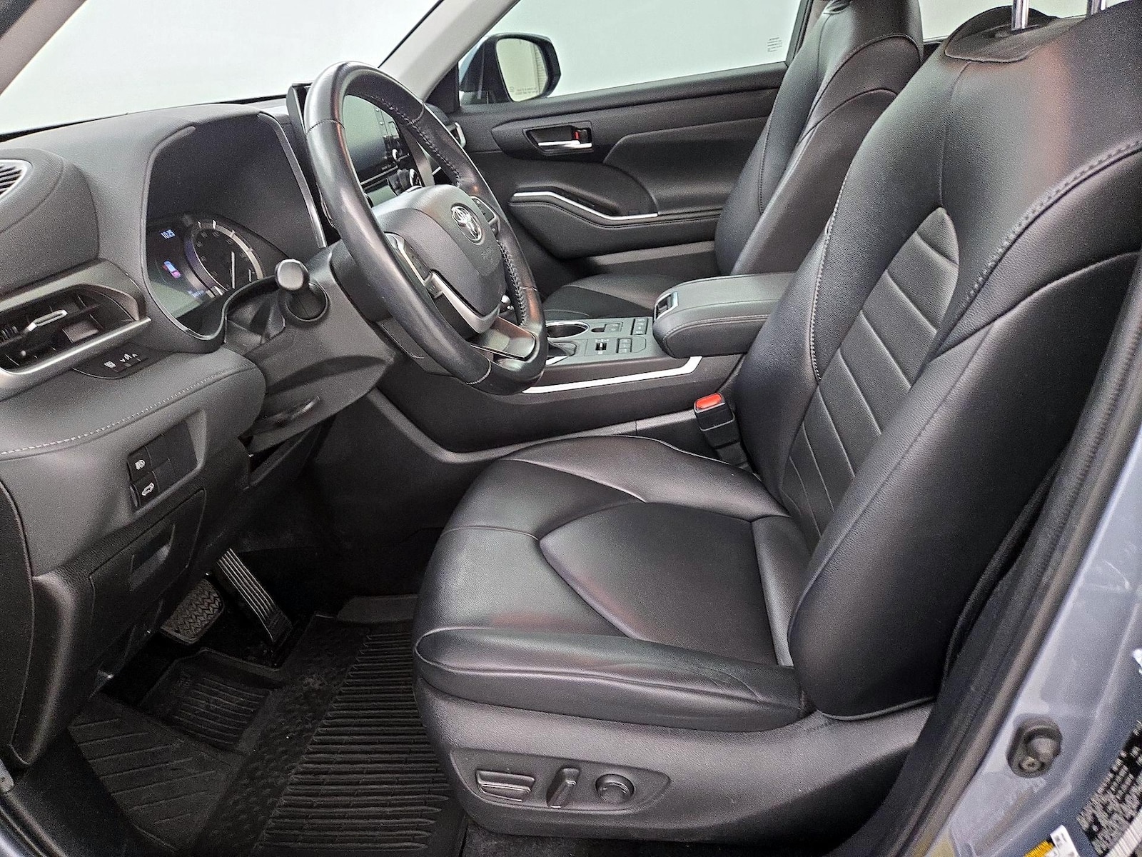 2022 Toyota Highlander XLE - Photo 12