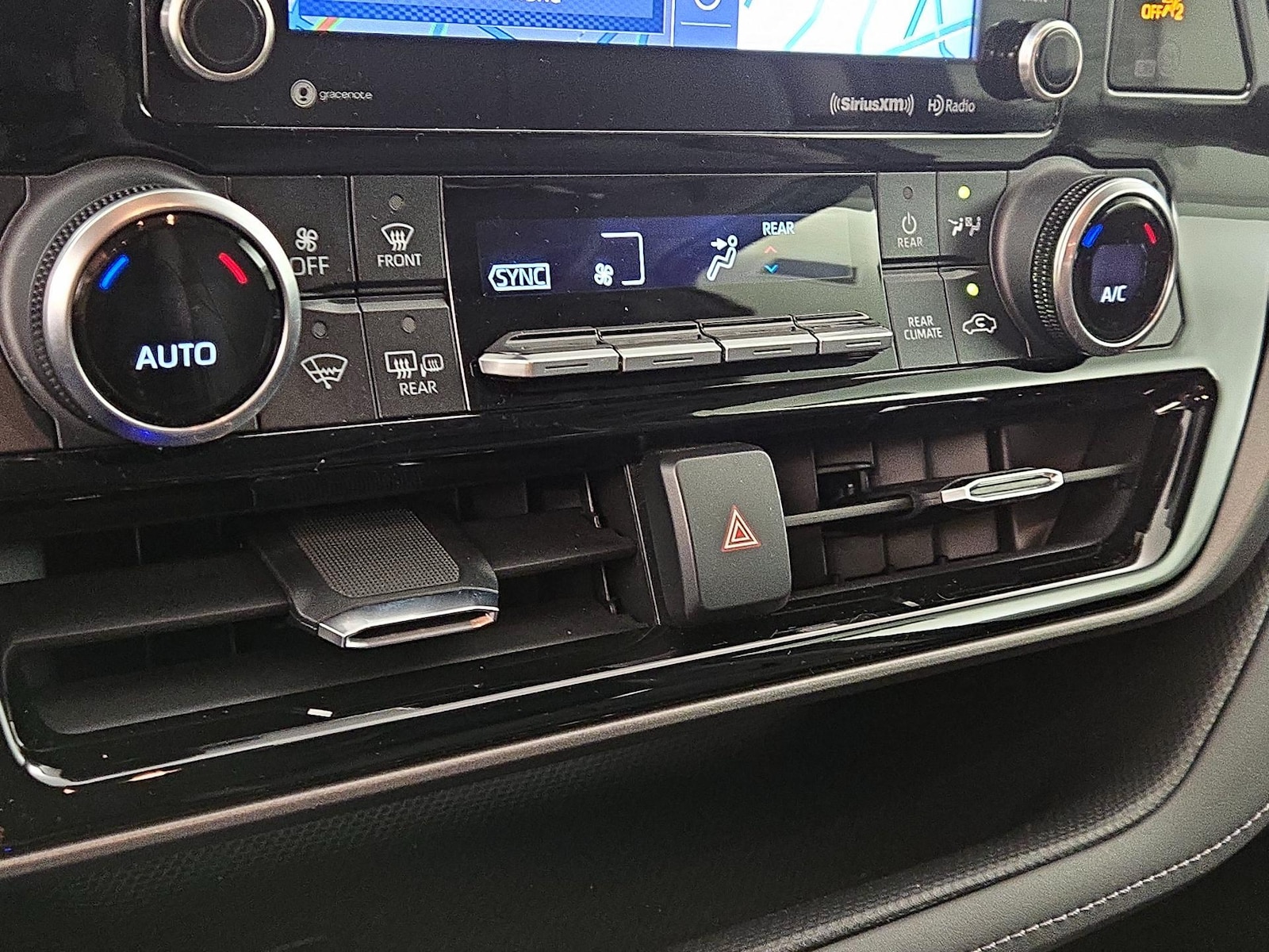 2022 Toyota Highlander XLE - Photo 18