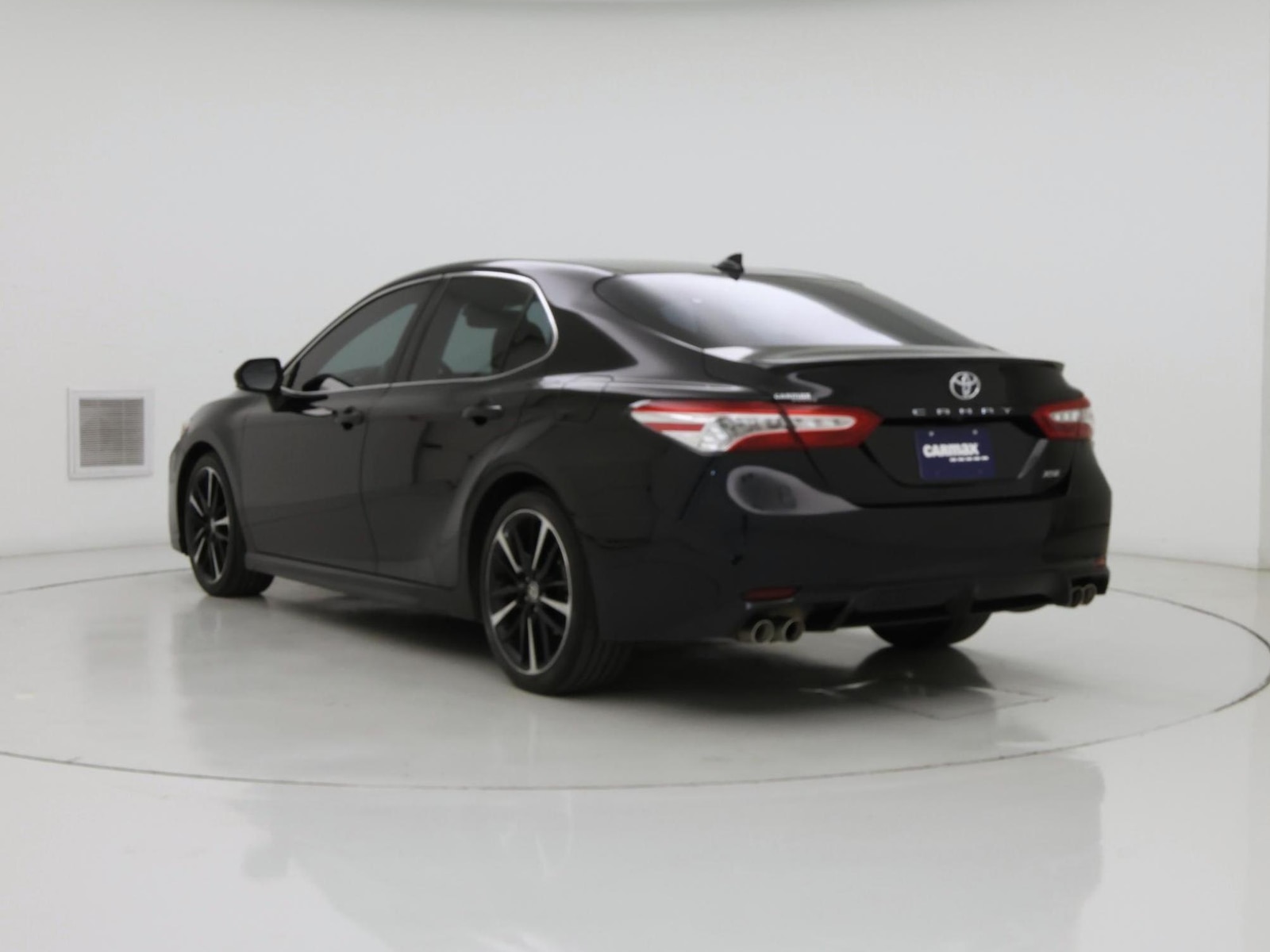 2020 Toyota Camry XSE - Photo 3