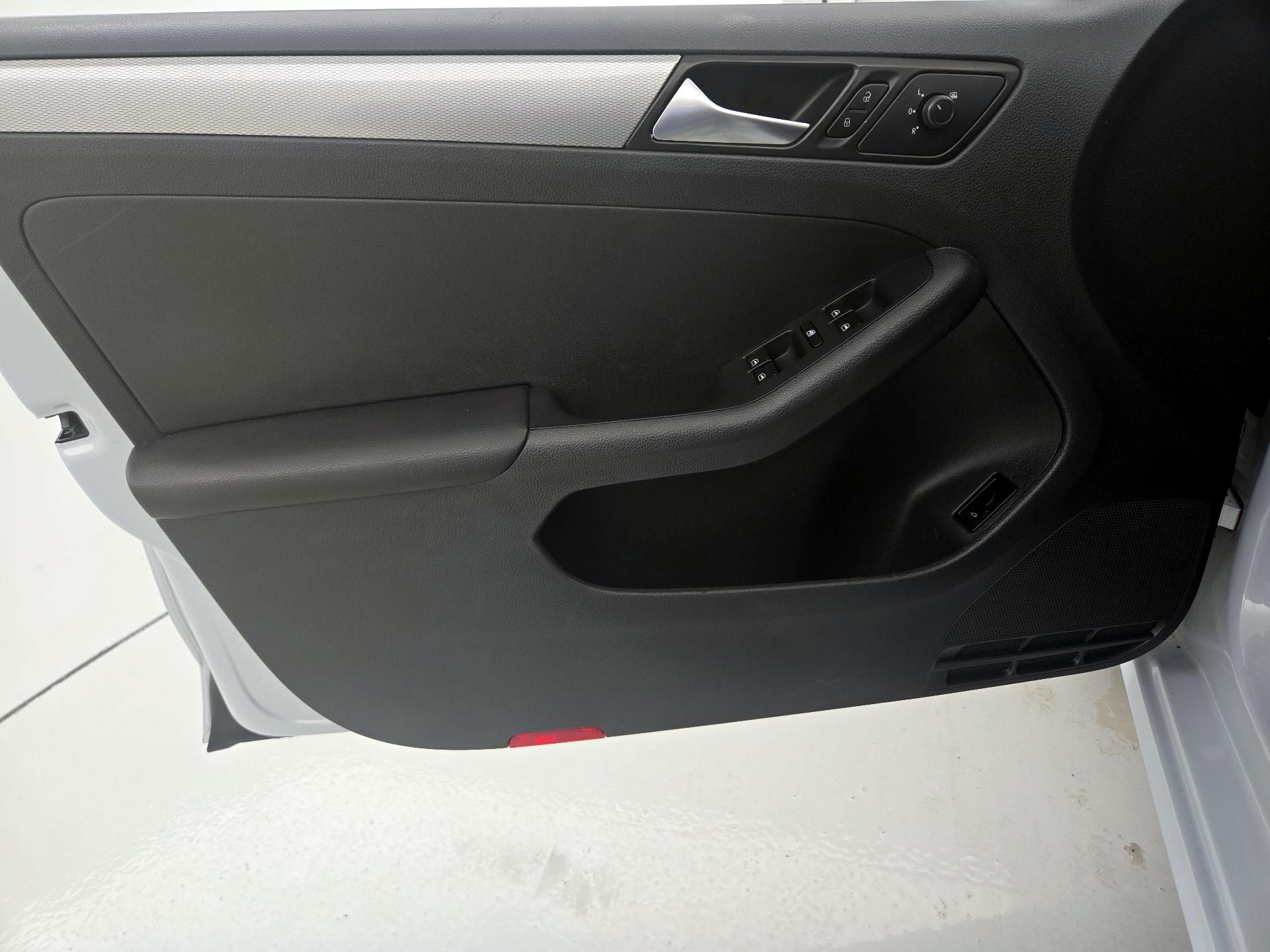 Thumbnail: 2017 Volkswagen Jetta - 12