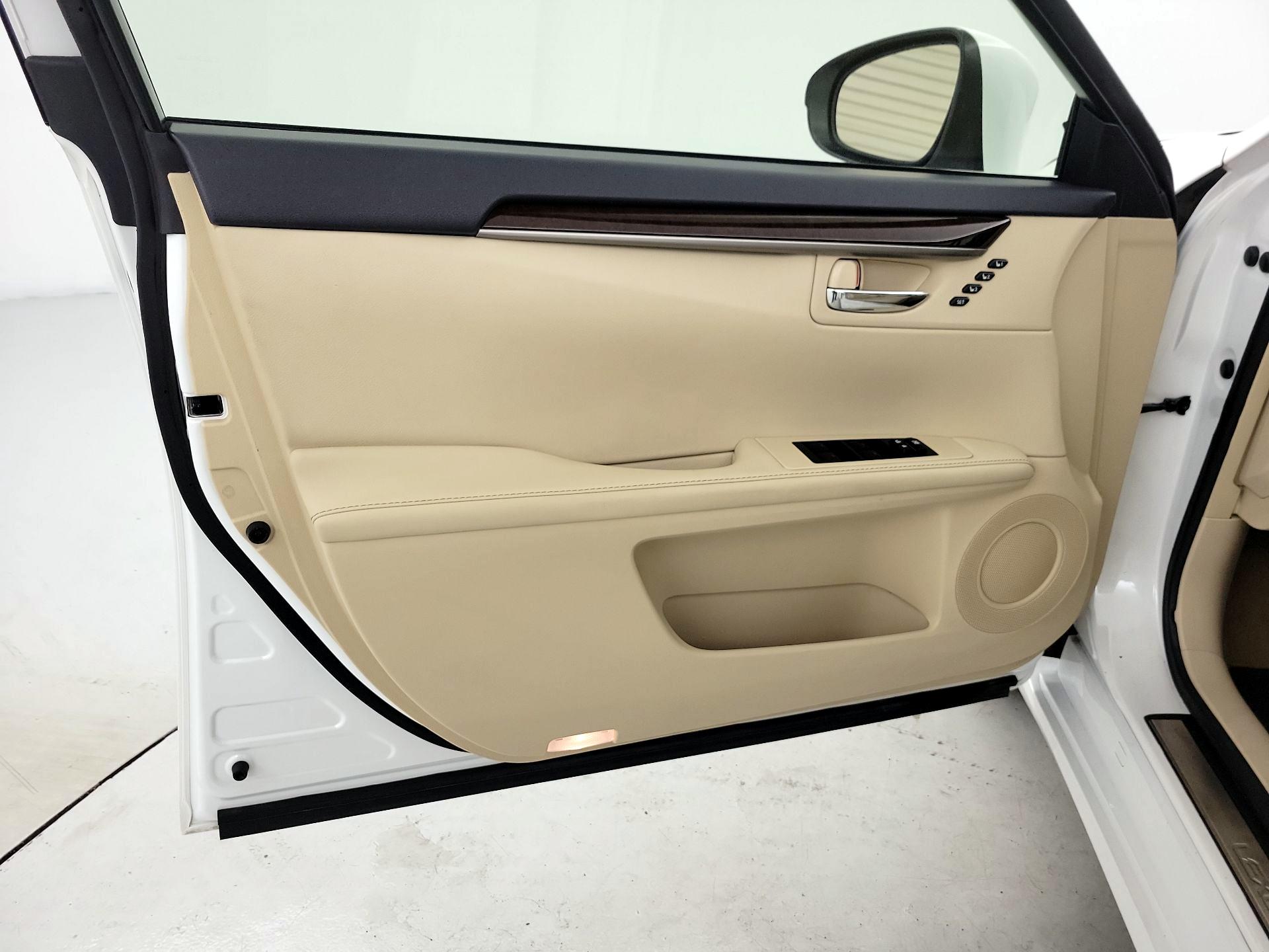 Thumbnail: 2015 Lexus ES - 12