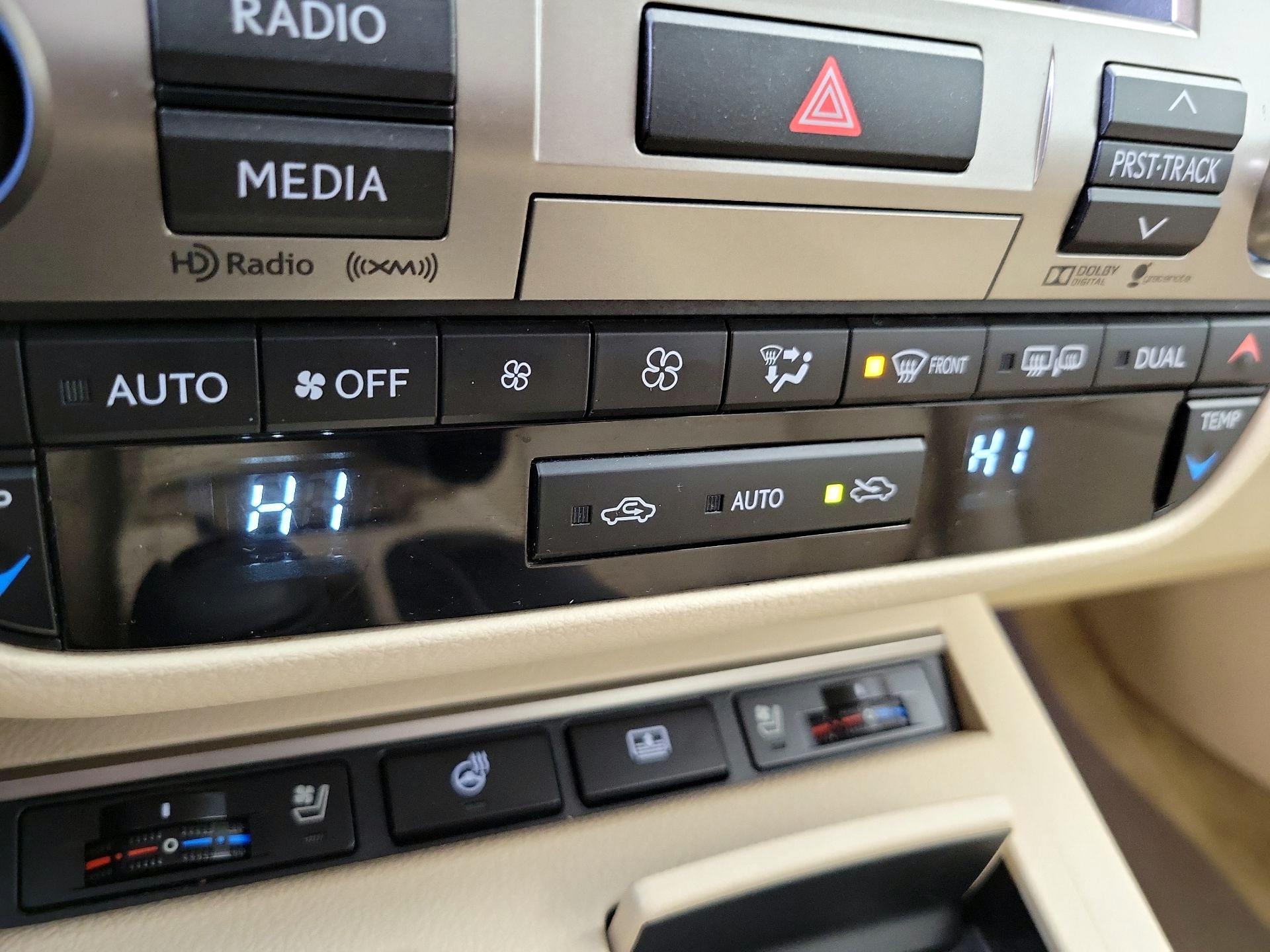 Thumbnail: 2015 Lexus ES - 16