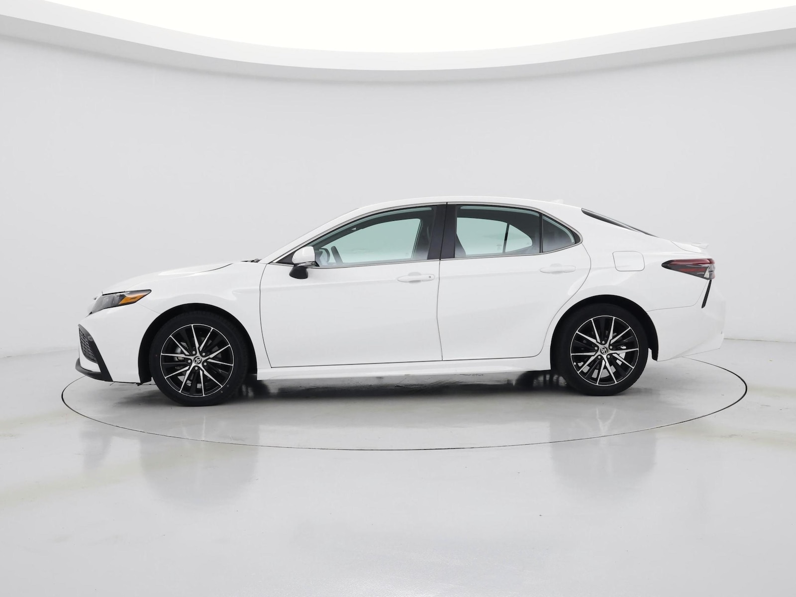 2024 Toyota Camry SE - Photo 4