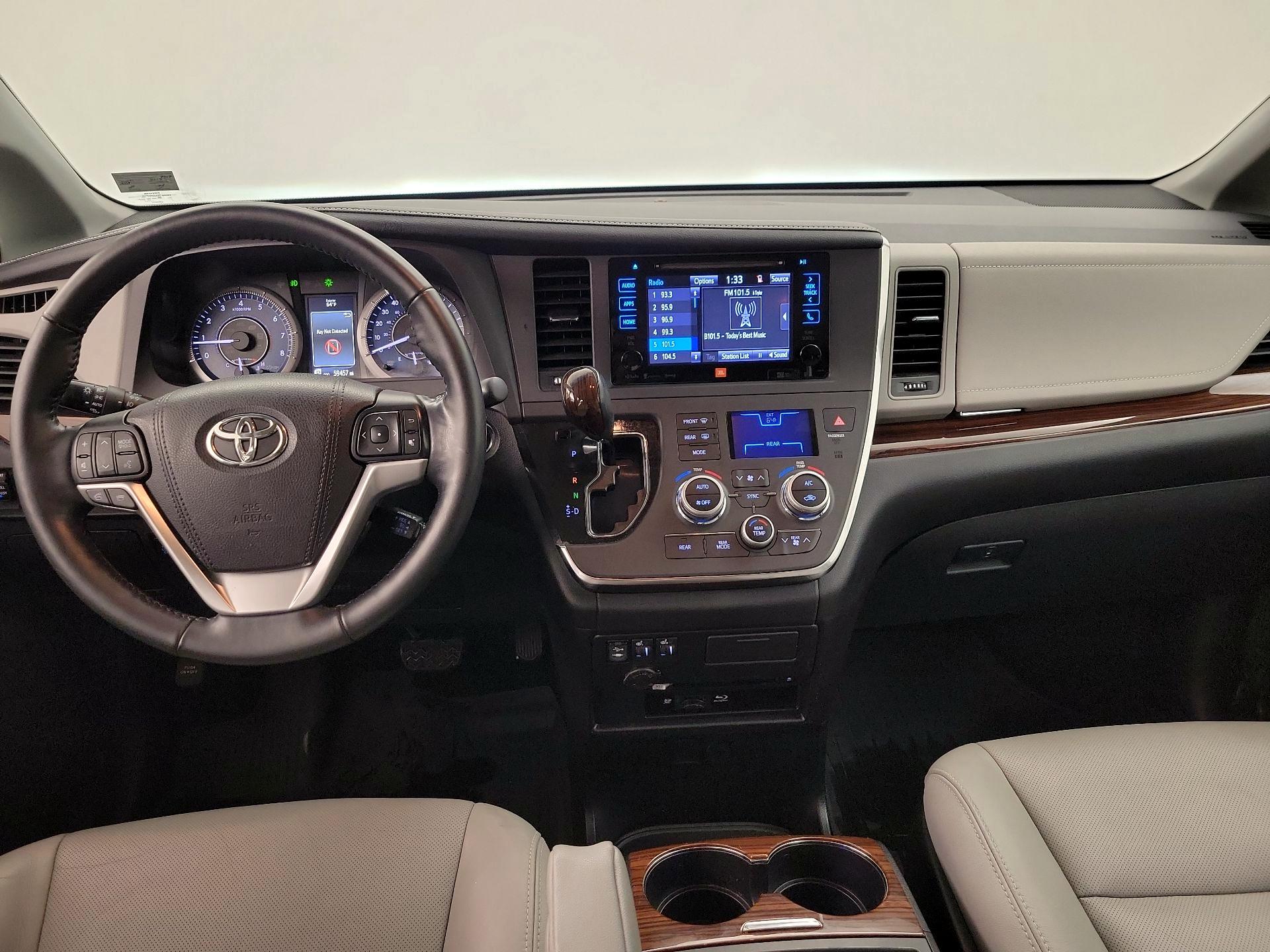 Thumbnail: 2017 Toyota Sienna - 9