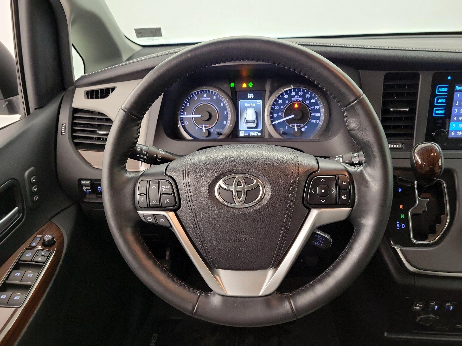 Thumbnail: 2017 Toyota Sienna - 10