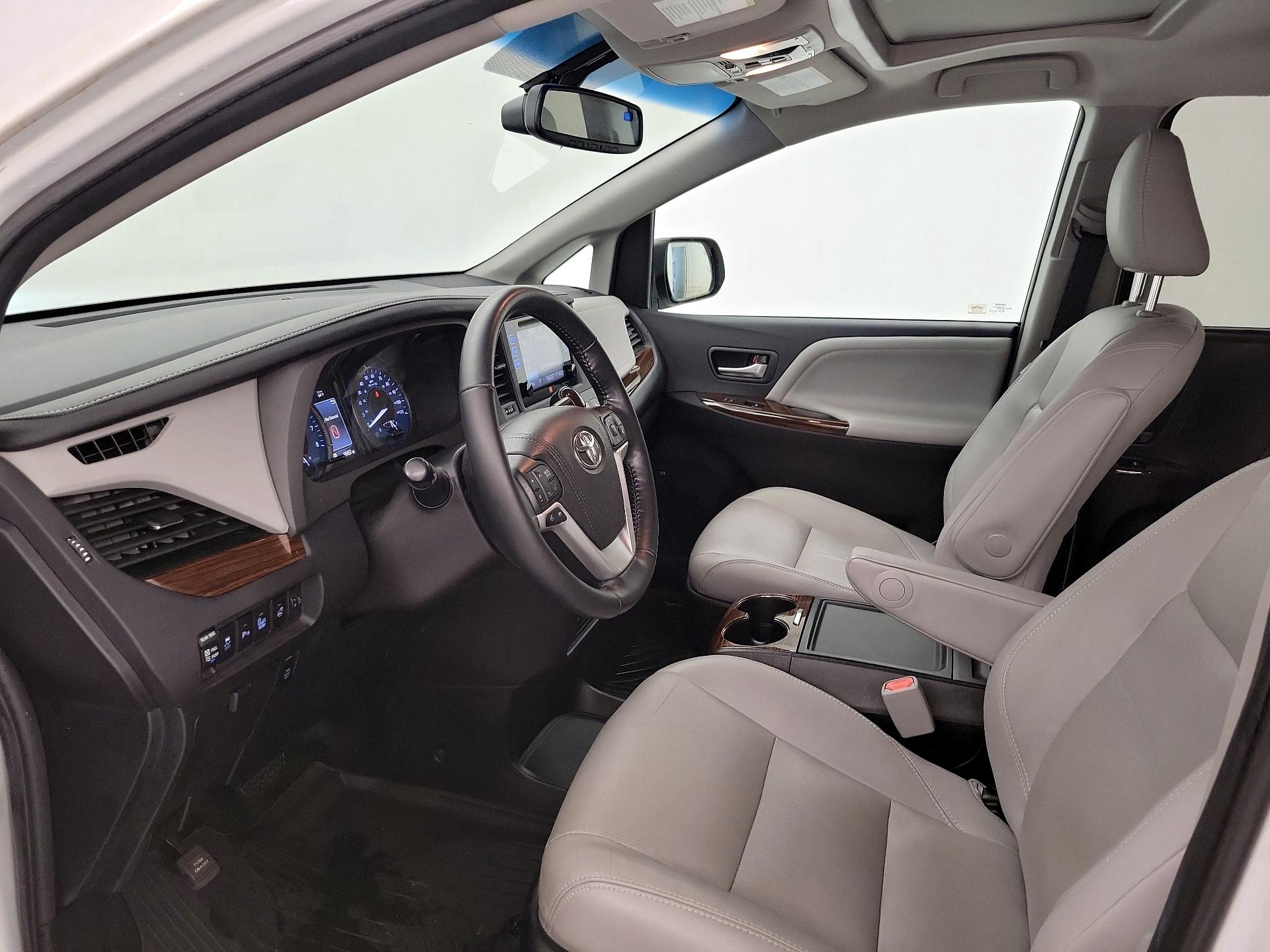 Thumbnail: 2017 Toyota Sienna - 11
