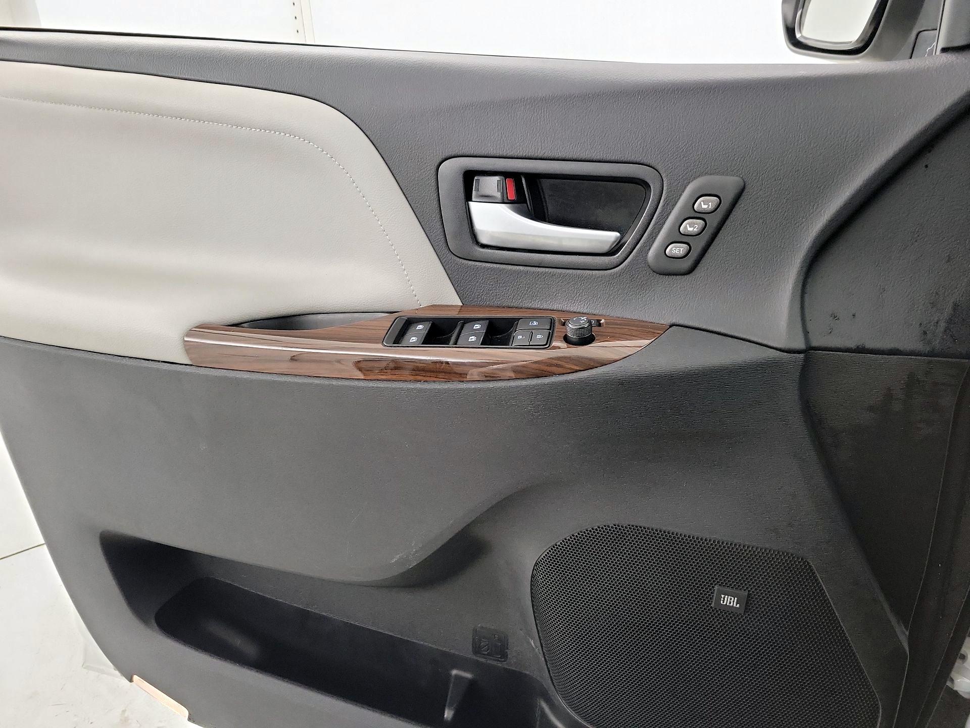 Thumbnail: 2017 Toyota Sienna - 12