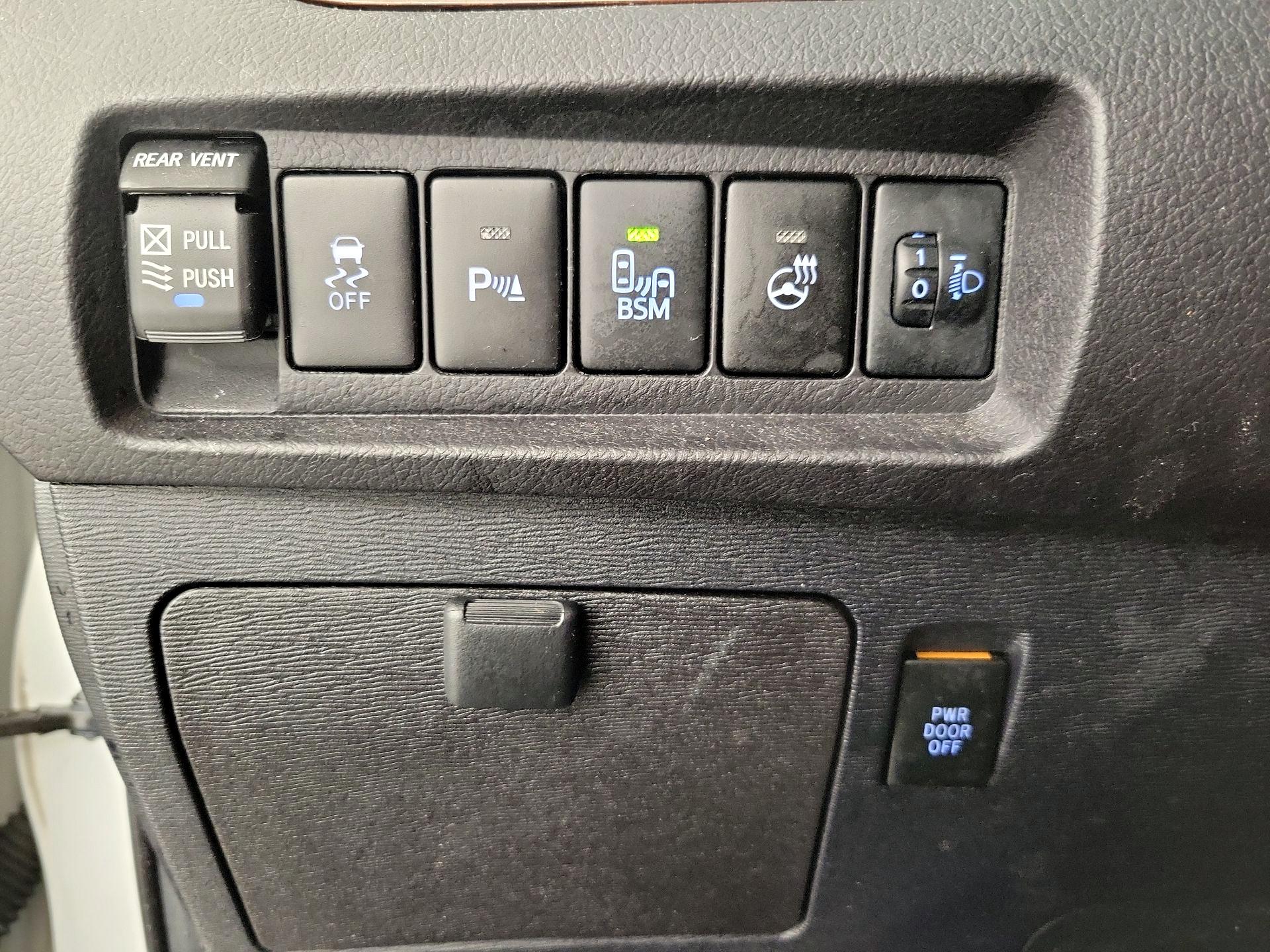 Thumbnail: 2017 Toyota Sienna - 13