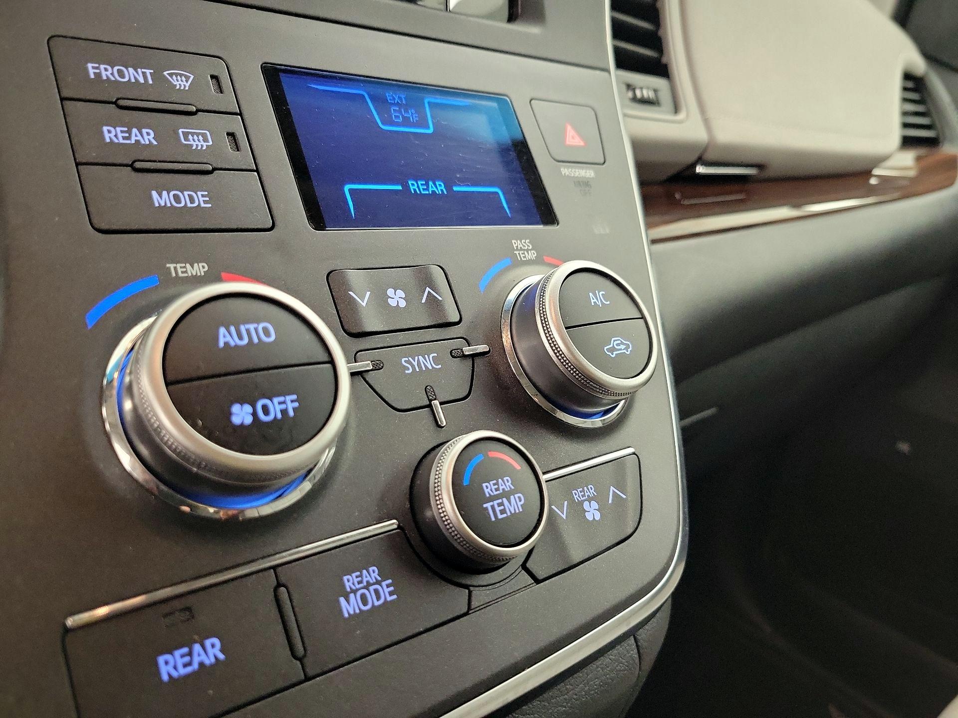 Thumbnail: 2017 Toyota Sienna - 17