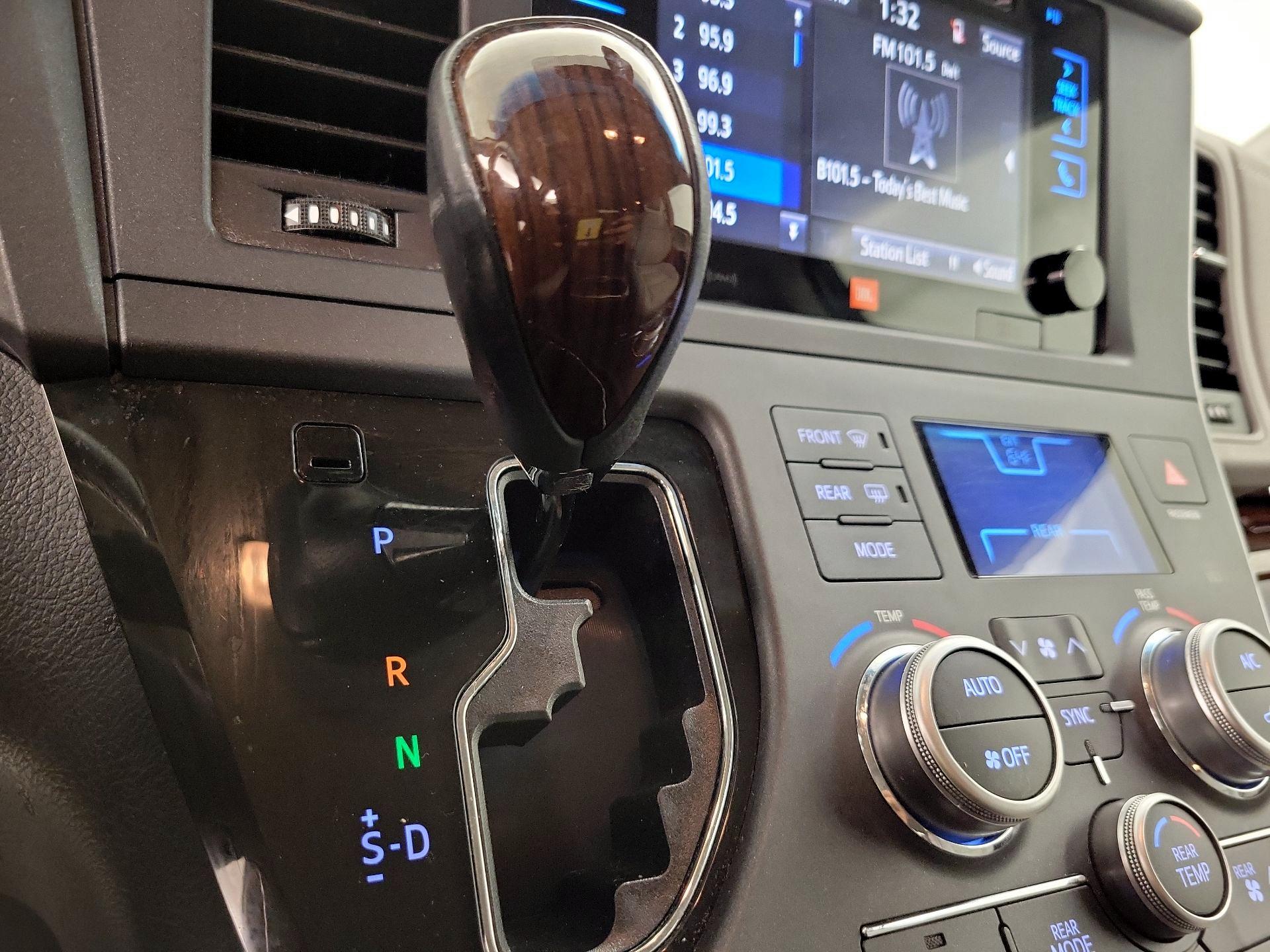 Thumbnail: 2017 Toyota Sienna - 18