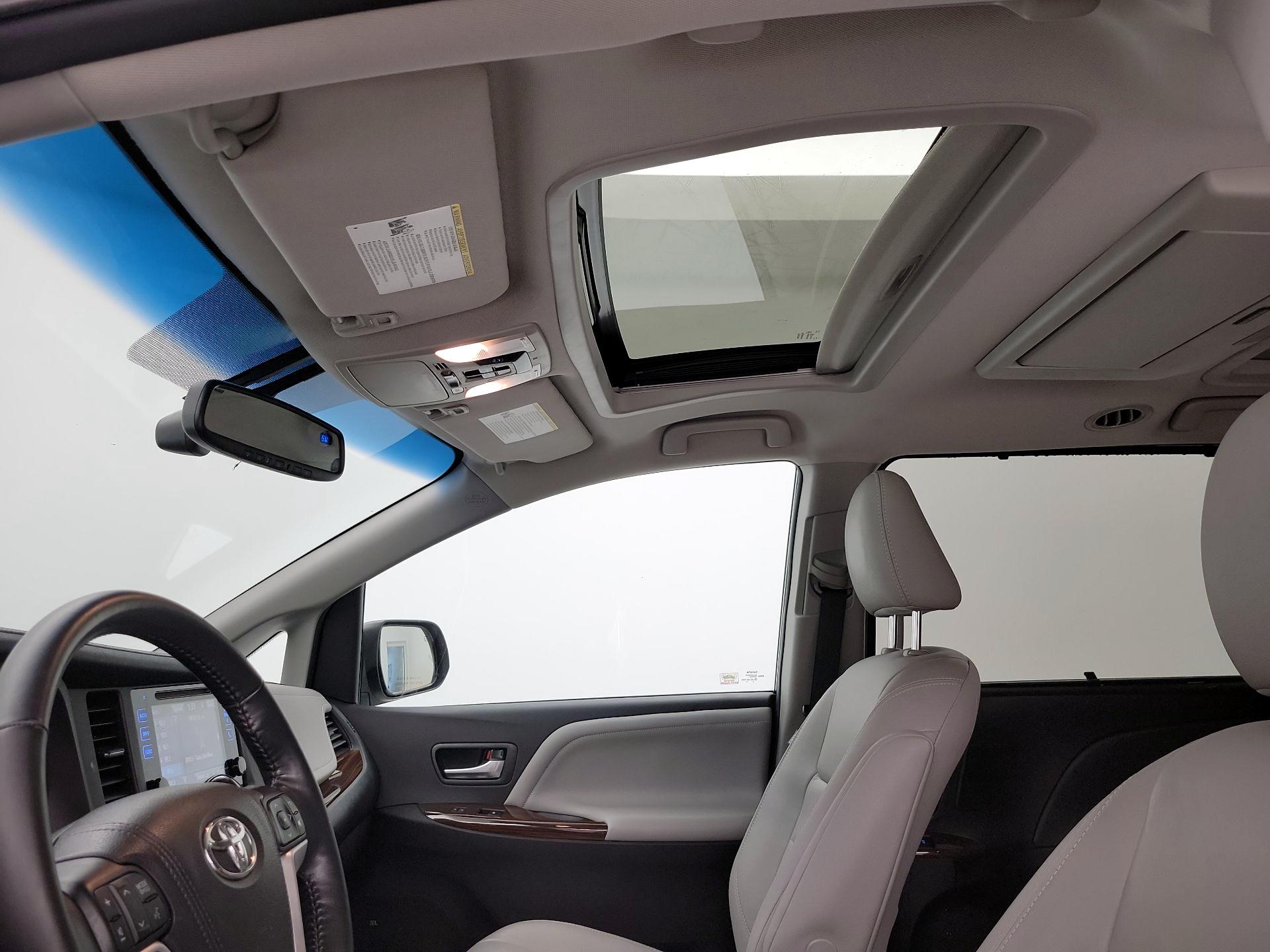Thumbnail: 2017 Toyota Sienna - 20