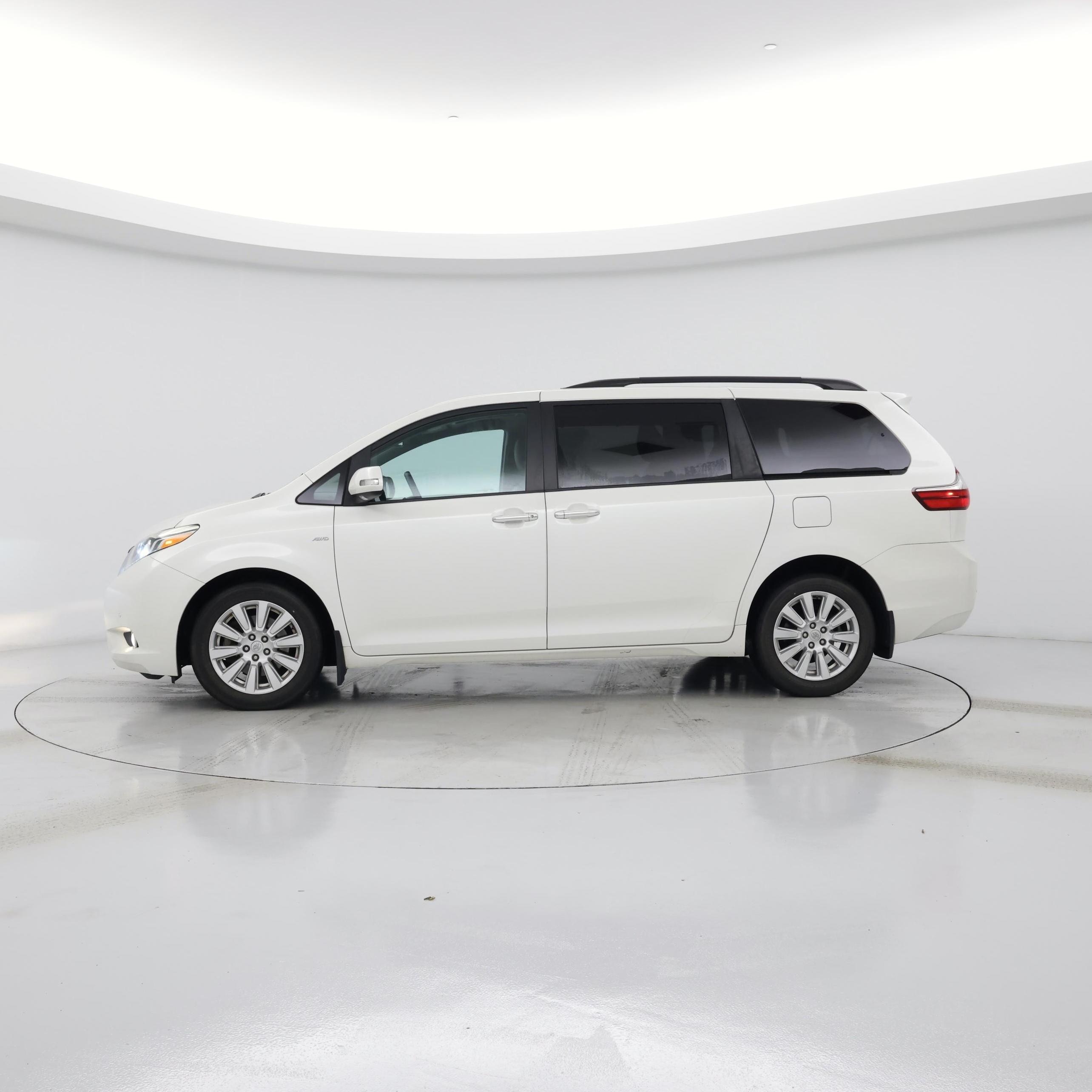 Thumbnail: 2017 Toyota Sienna - 3