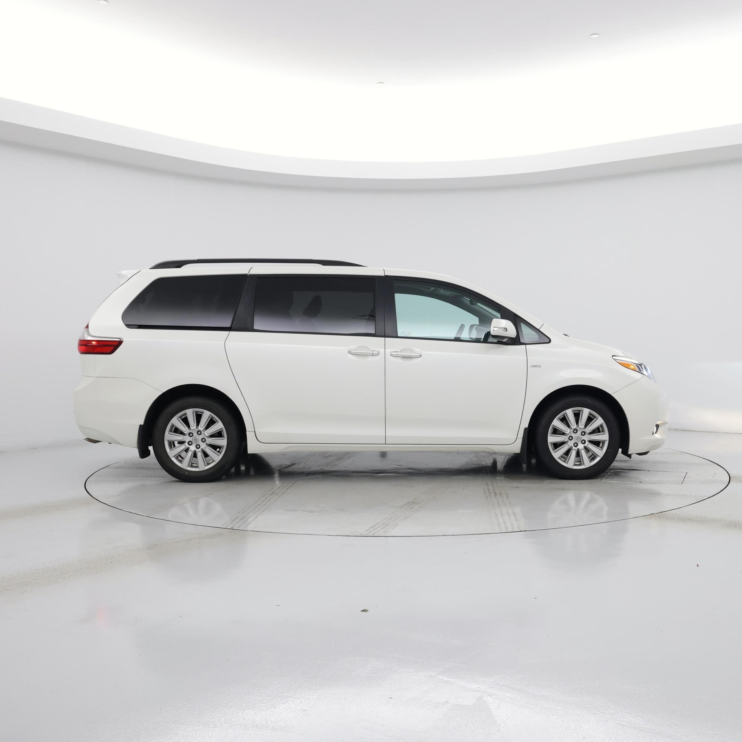 Thumbnail: 2017 Toyota Sienna - 7
