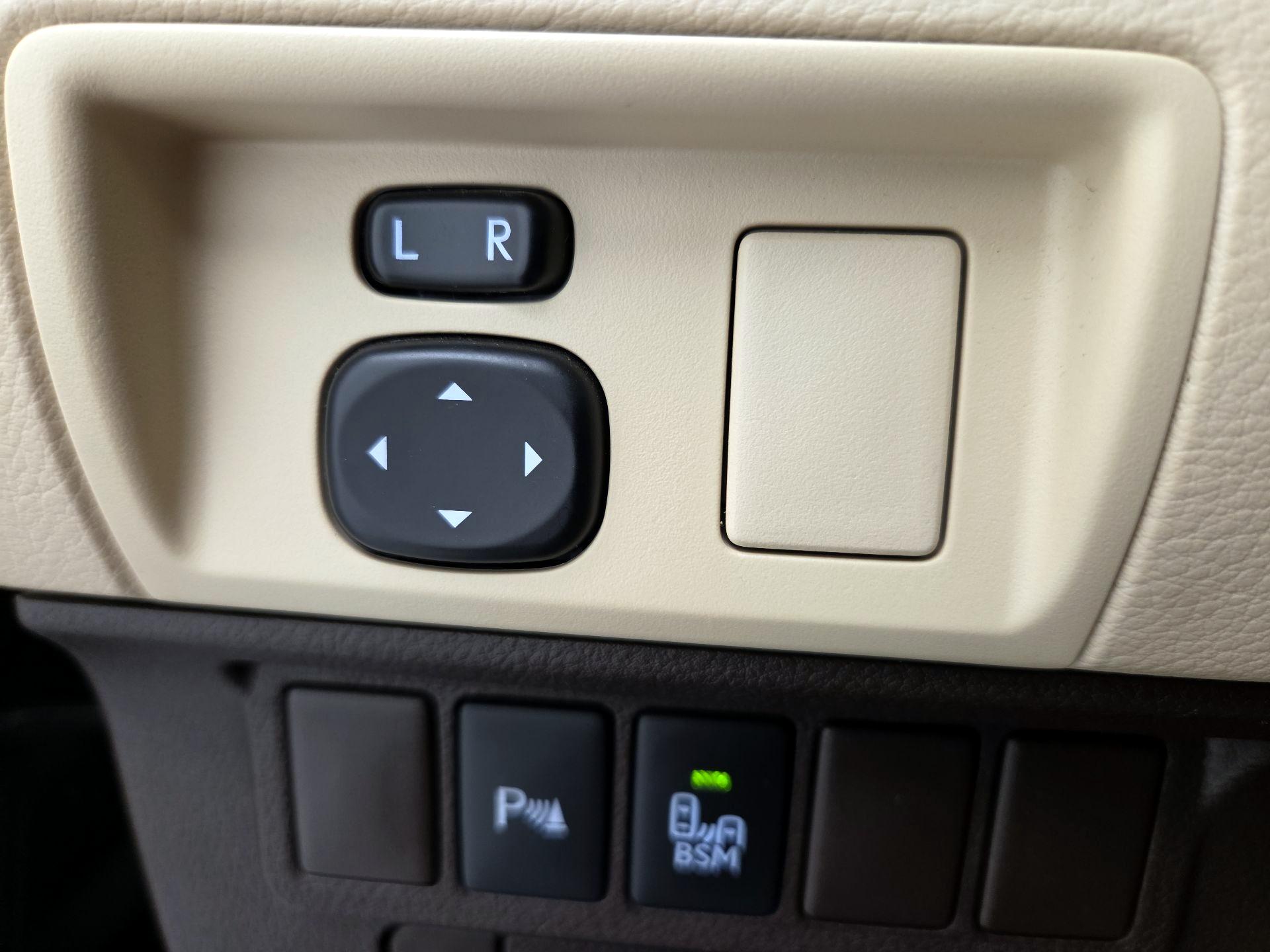 Thumbnail: 2016 Lexus ES - 13