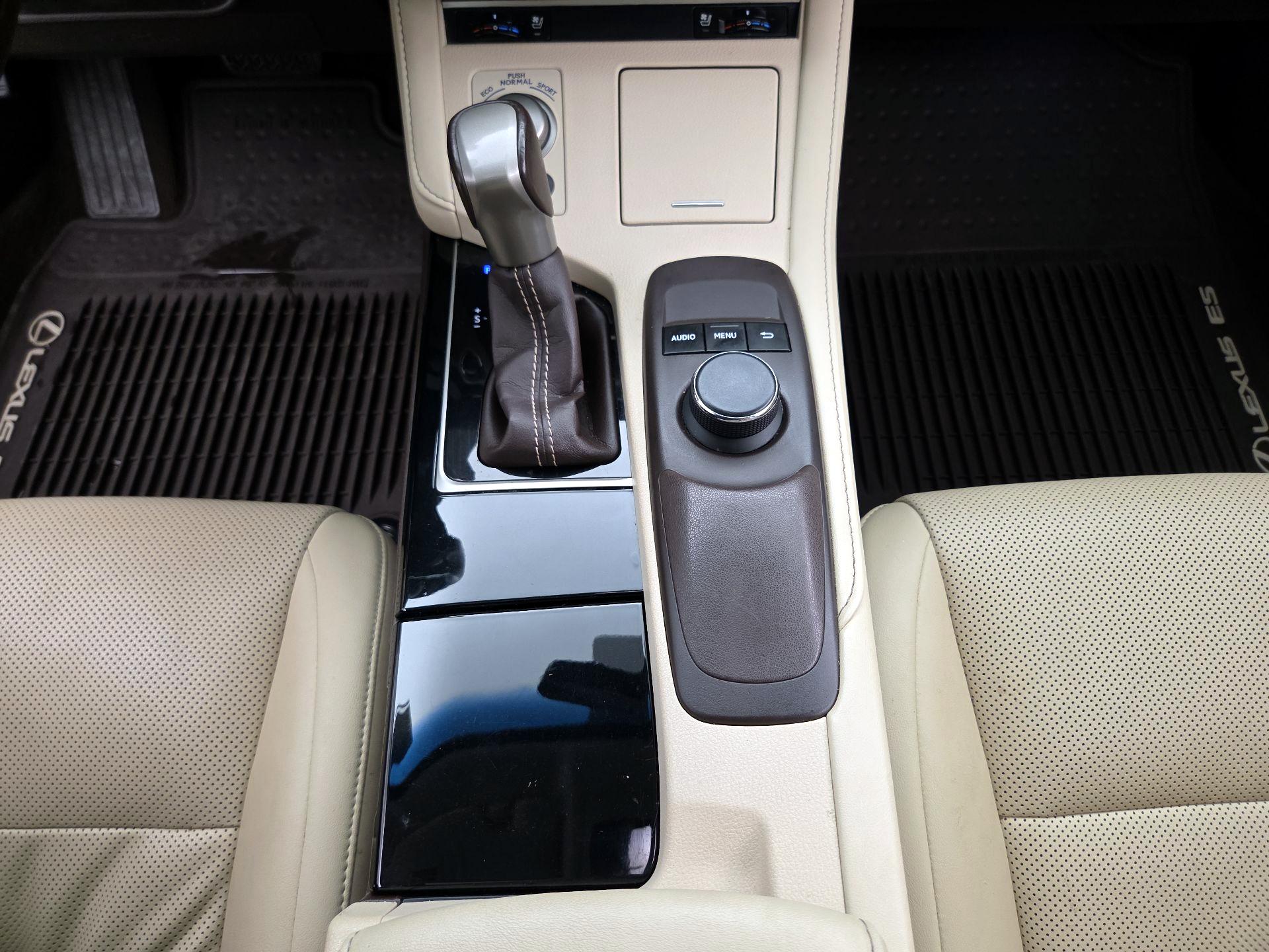 Thumbnail: 2016 Lexus ES - 17