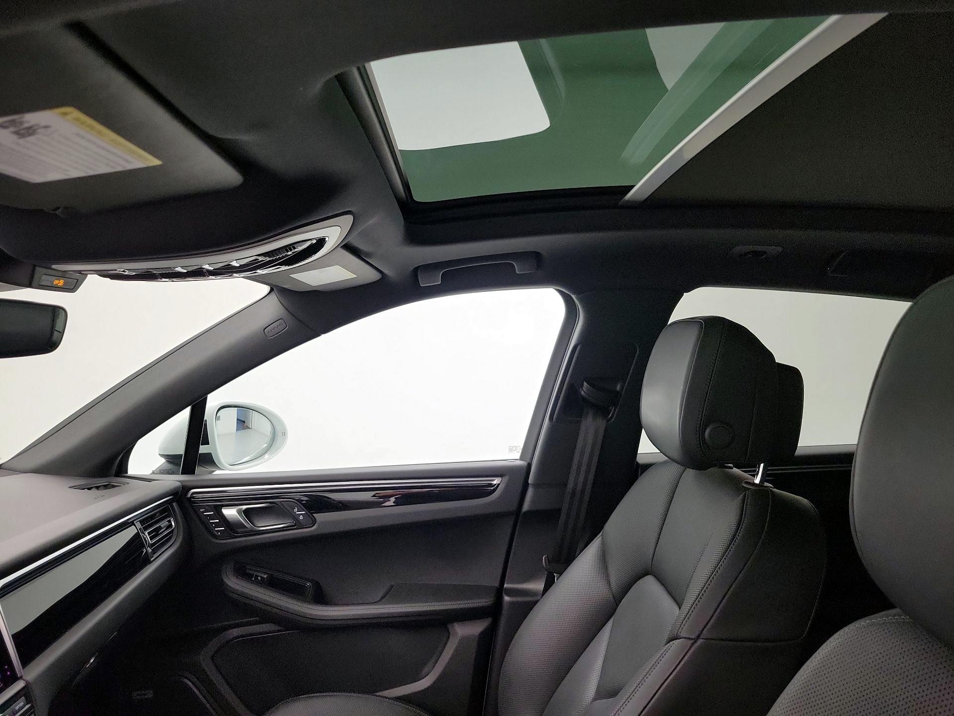 Thumbnail: 2020 Porsche Macan - 20