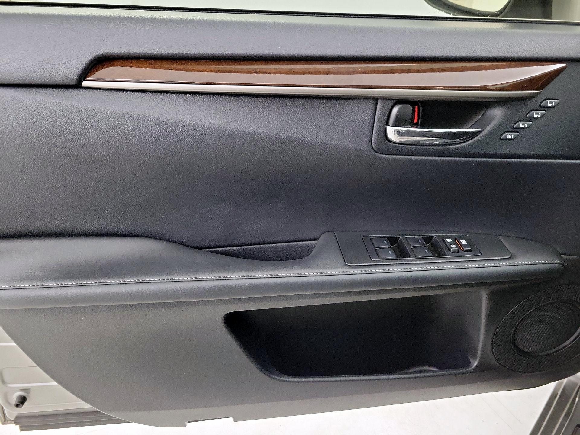 Thumbnail: 2015 Lexus ES - 12