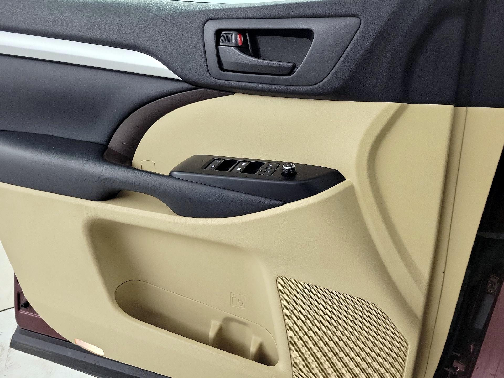 Thumbnail: 2015 Toyota Highlander - 12