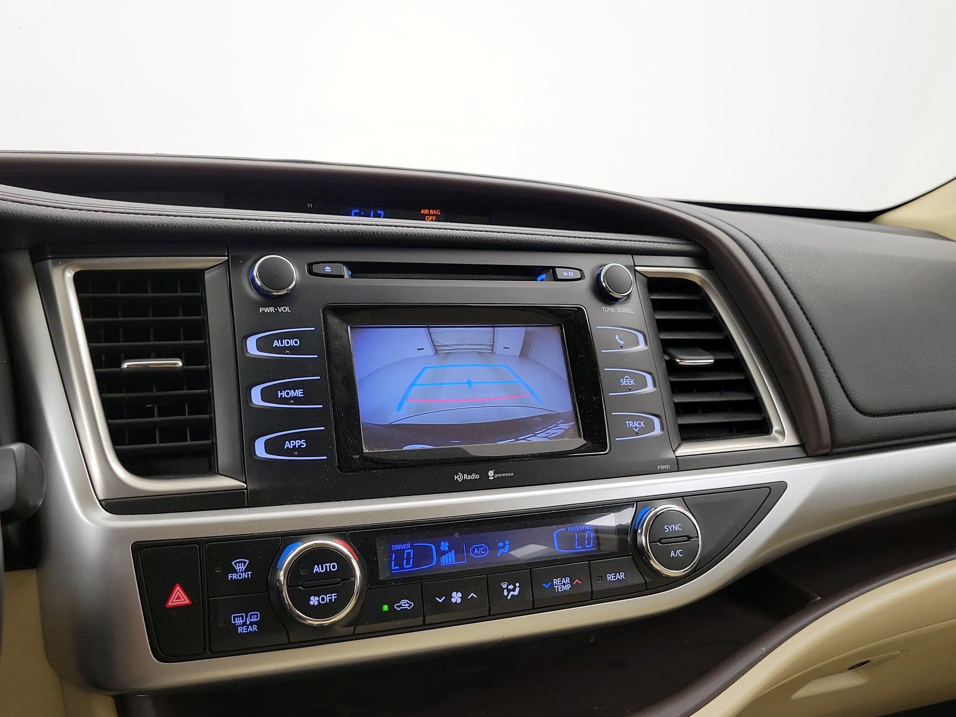 Thumbnail: 2015 Toyota Highlander - 14