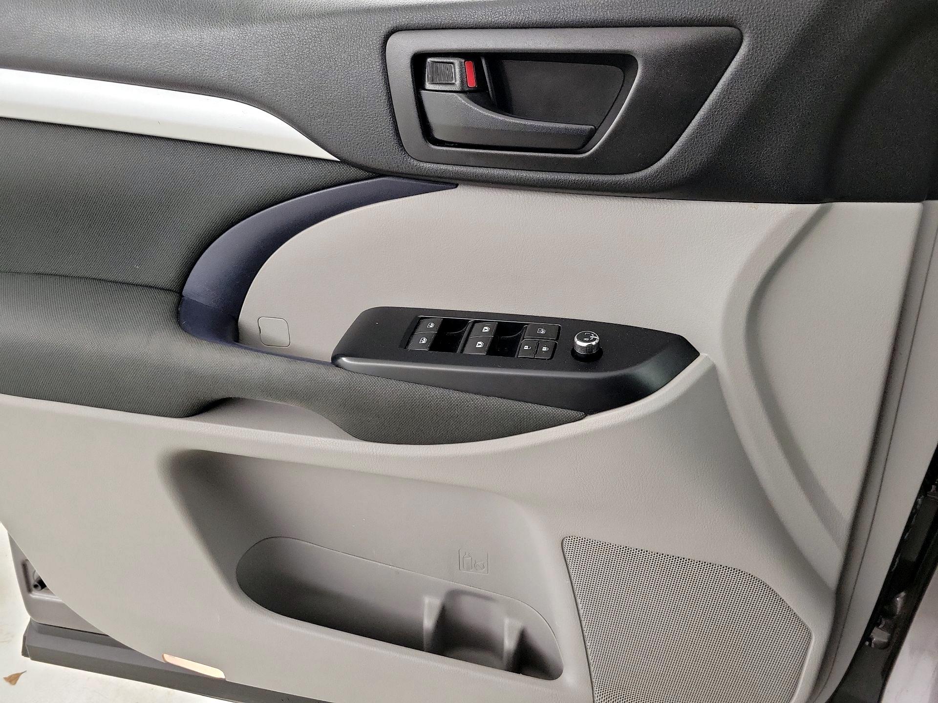 Thumbnail: 2019 Toyota Highlander - 12