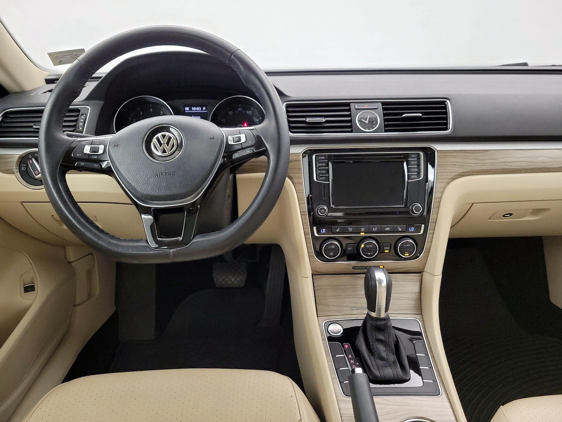 Thumbnail: 2017 Volkswagen Passat - 9